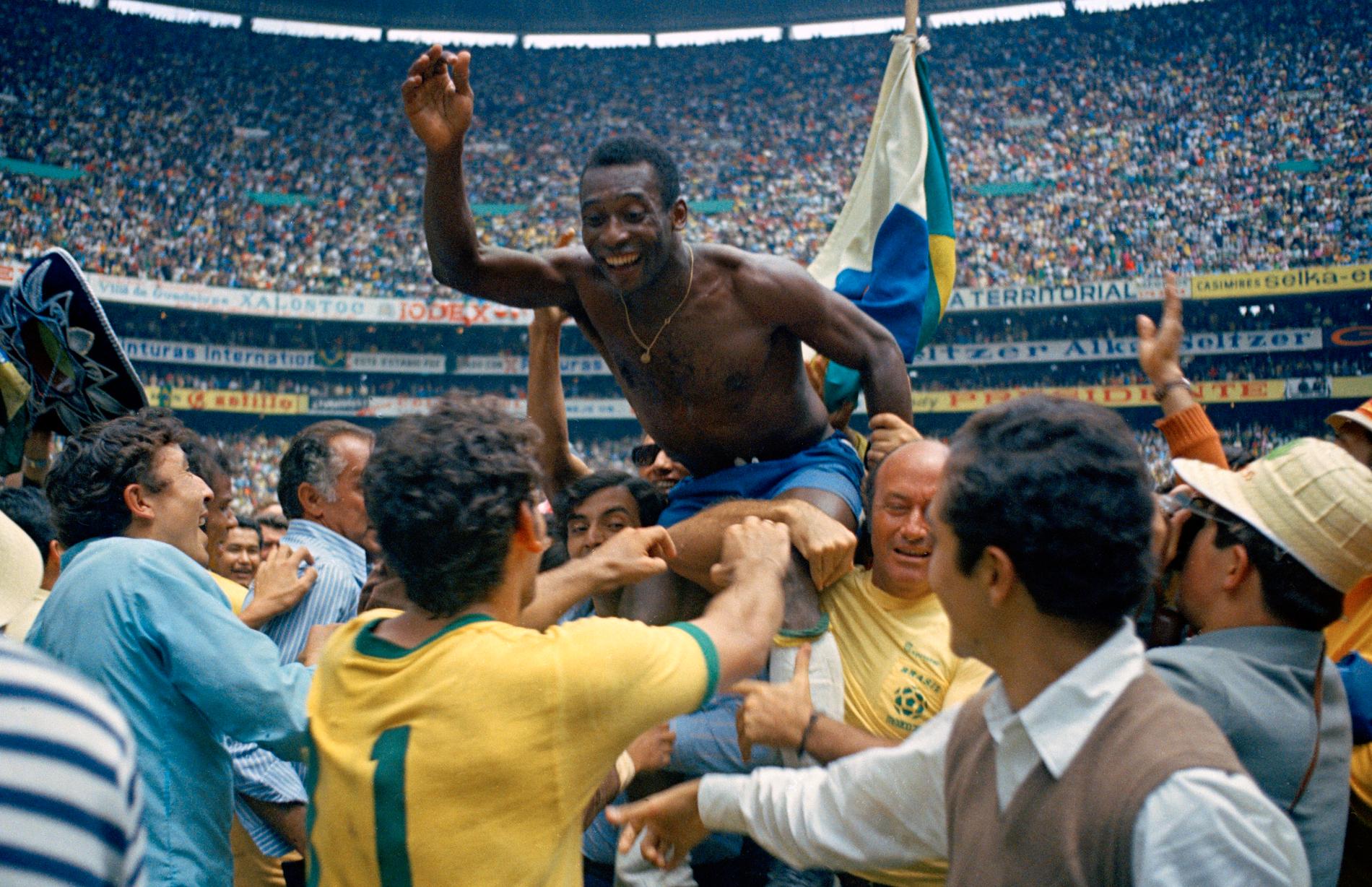 Pelé hissas av lagkamraterna efter VM-guldet 1970. 