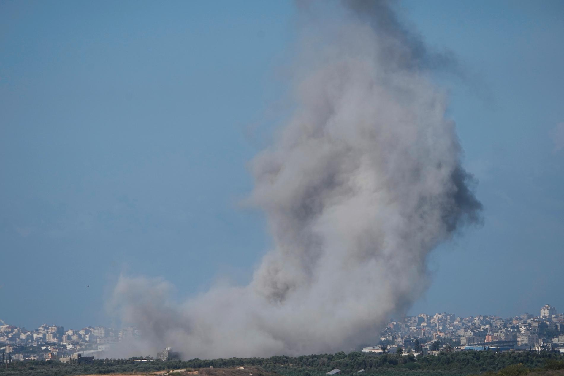 Rök stiger över Gaza. 