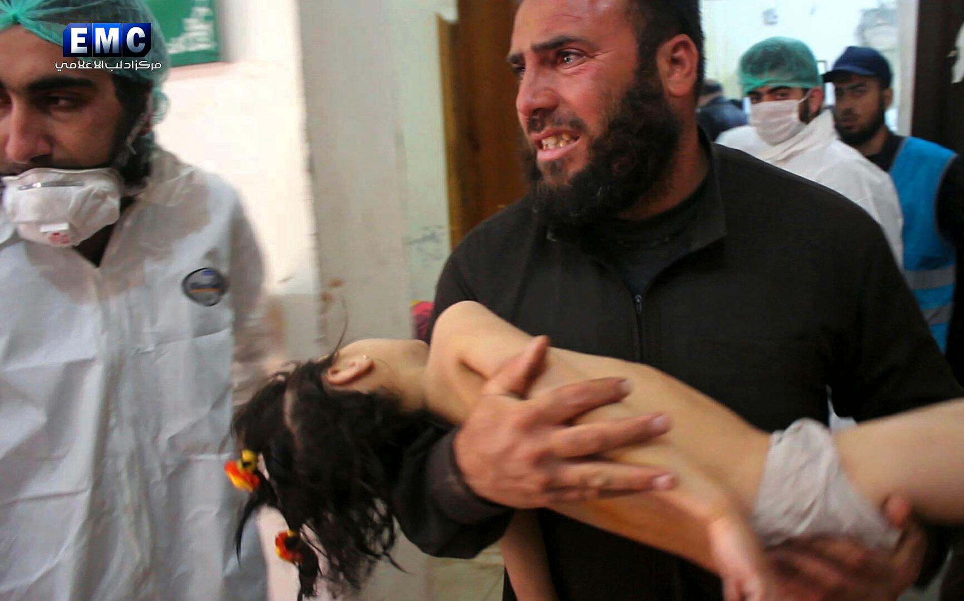 Bilden på pappan som bär sitt barn till ett sjukhus i syriska staden Khan Shaikhoun efter en gasattack ska vara tagen i april 2017. Bilden förmedlades till omvärlden av en oppositionsgrupp som hävdar att regimen är ansvarig för attacker mot civilbefolkningen.
