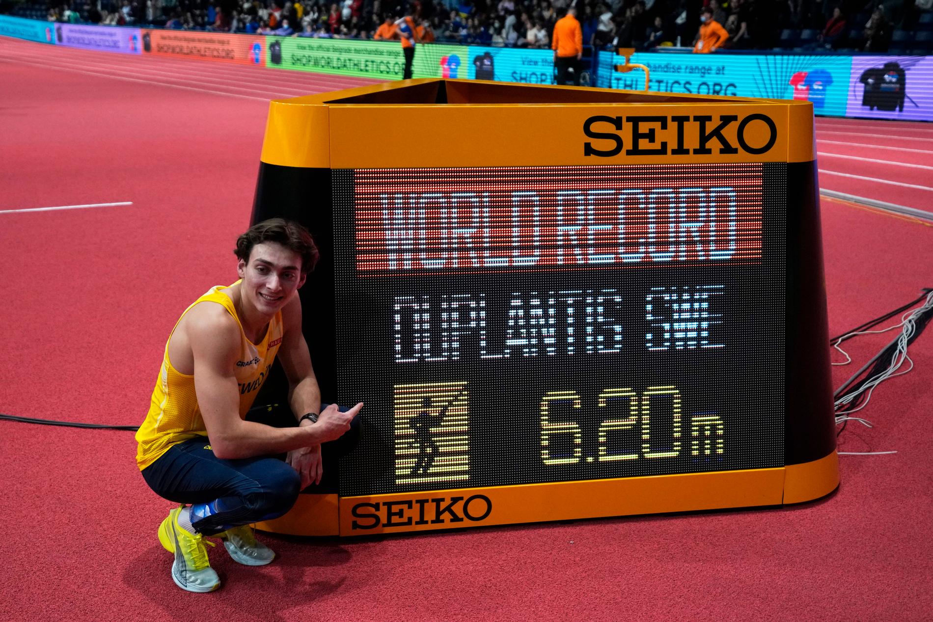 Armand Duplantis efter att ha slagit världsrekord i Belgrad.