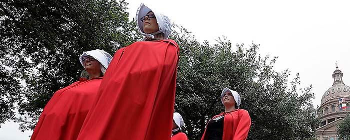 Kvinnliga aktivister klädda som karaktärerna i ”The handmaid’s tale” har blivit en vanlig syn. Här i Texas.