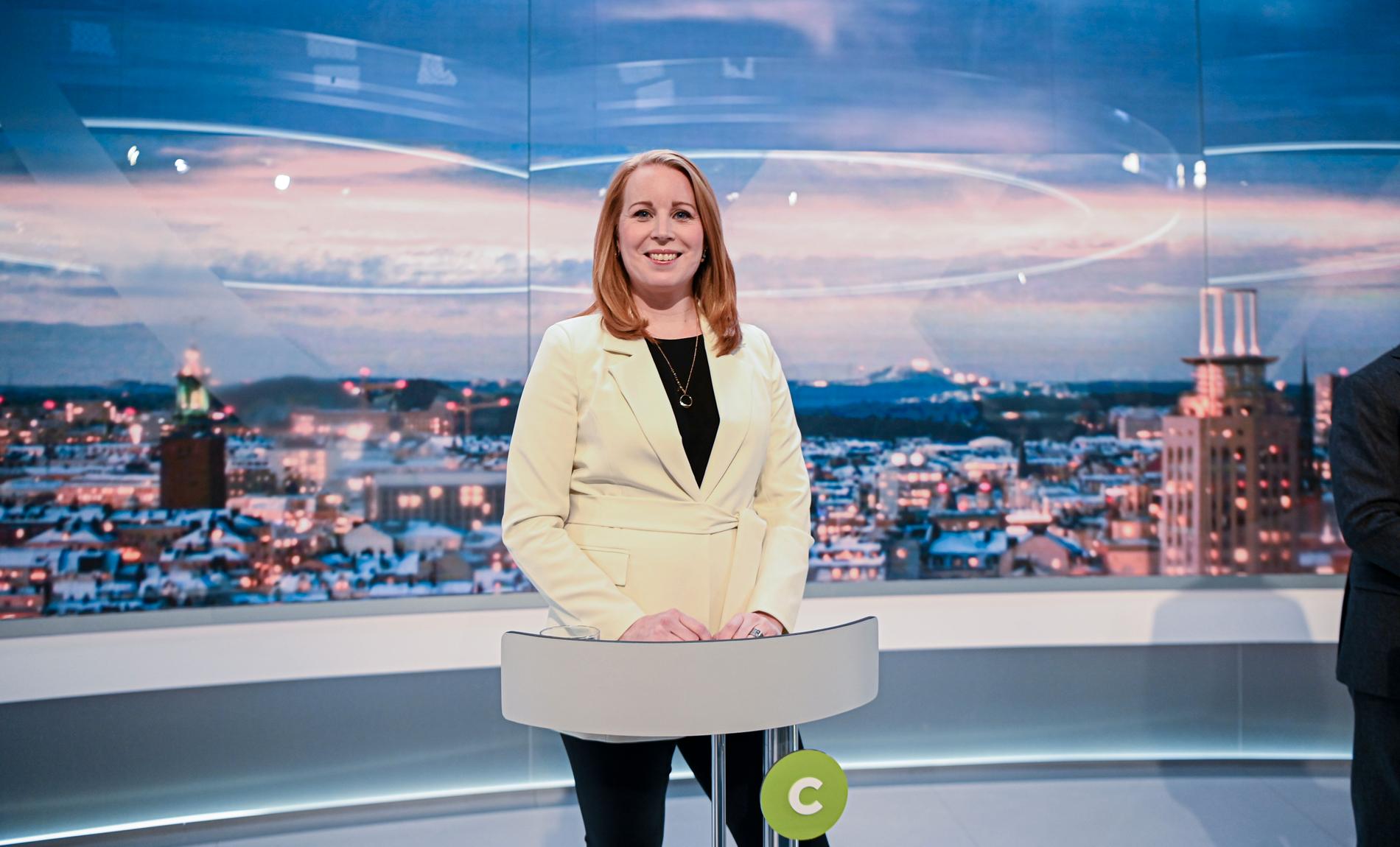 Annie Lööf under måndagens partiledardebatt i TV4. Efteråt frågade en reporter om hon var gravid, vilket fick C-ledaren att se rött. 