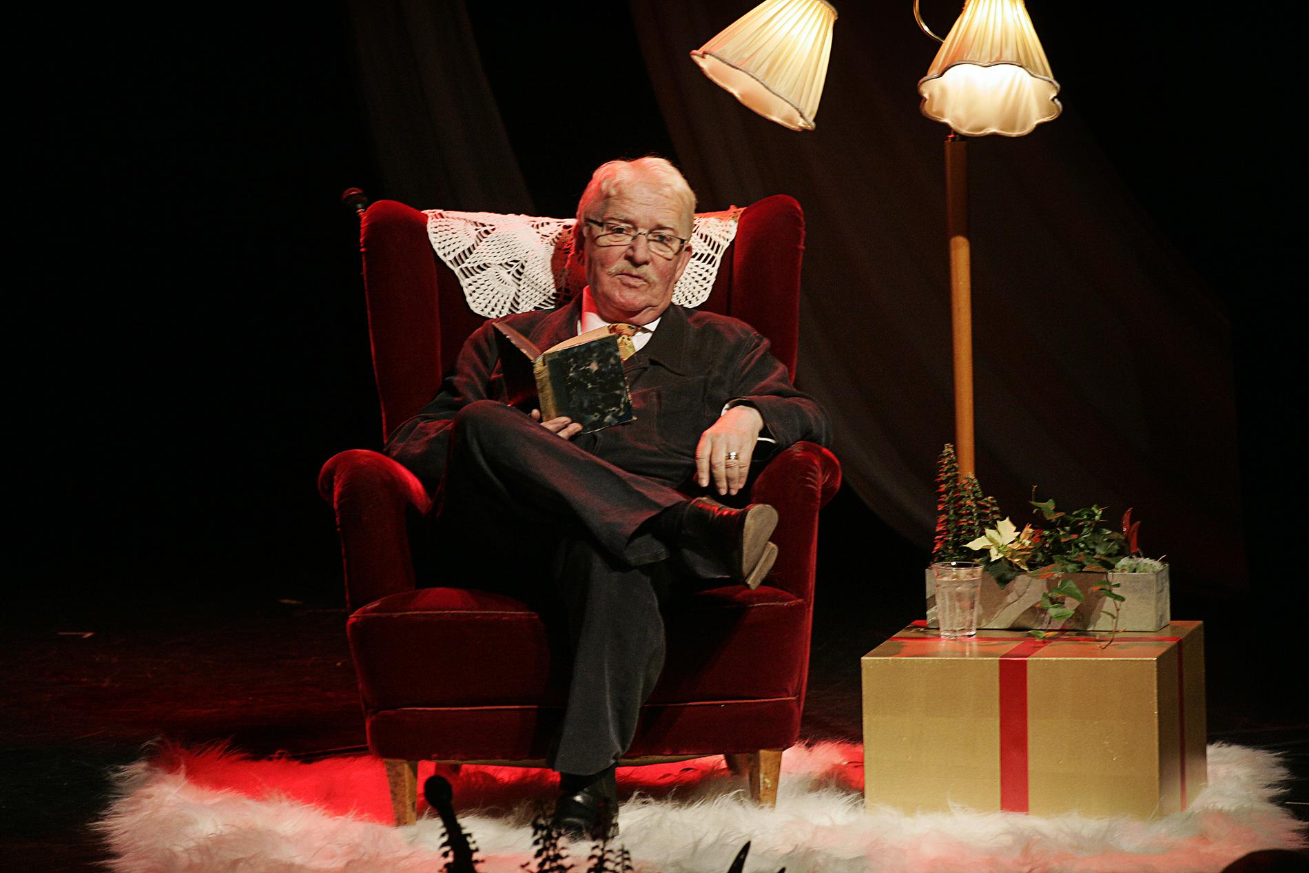 Hasse Alfredson under premiären av julshowen ”Är det jul igen?” på Vasateatern i Stockholm 2004.