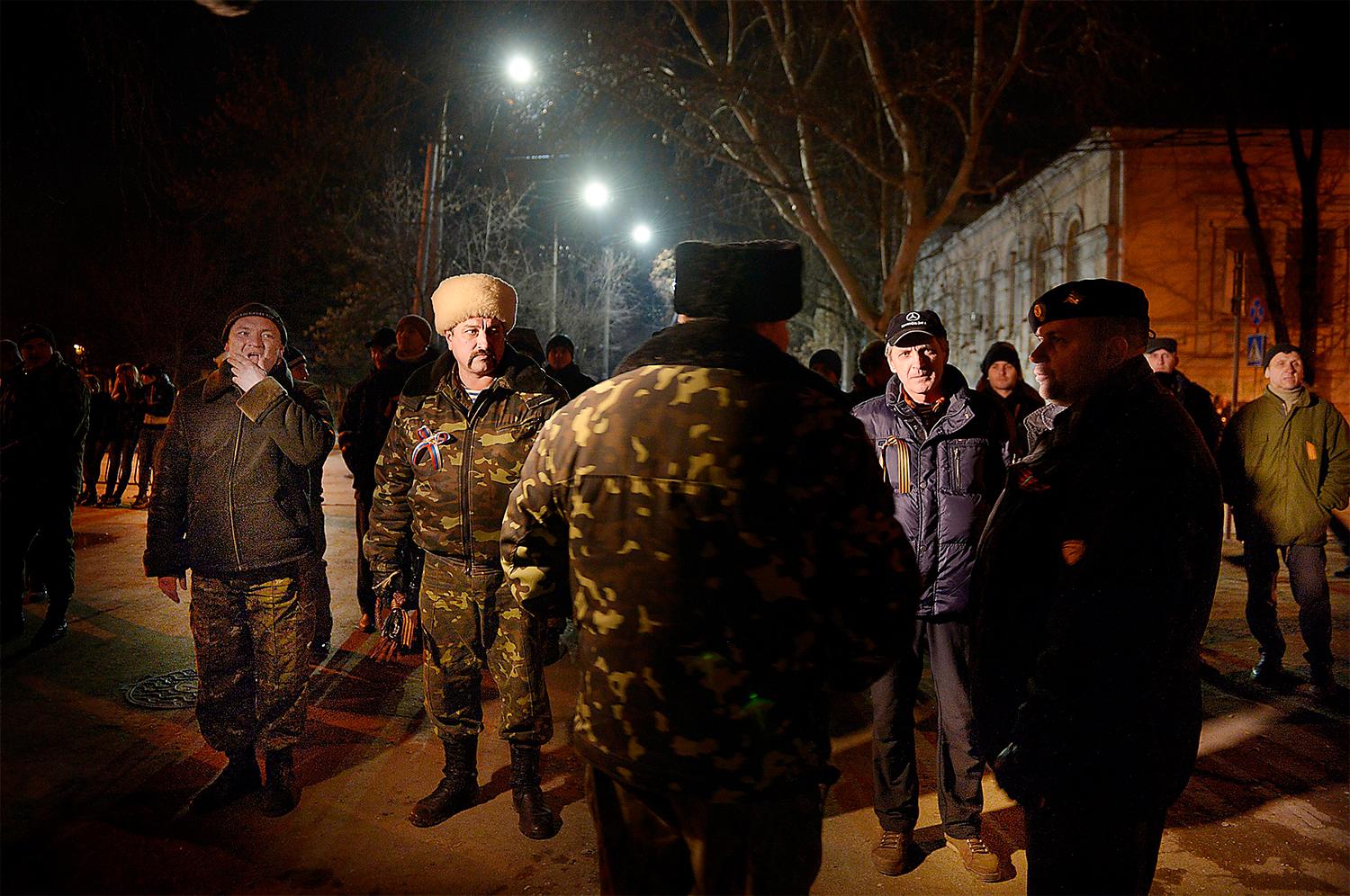 Ett proryskt medborgargarde i provinshuvudstaden Simferopol på Krim får instruktioner om att hålla utkik efter provokatörer. Foto: JERKER IVARSSON