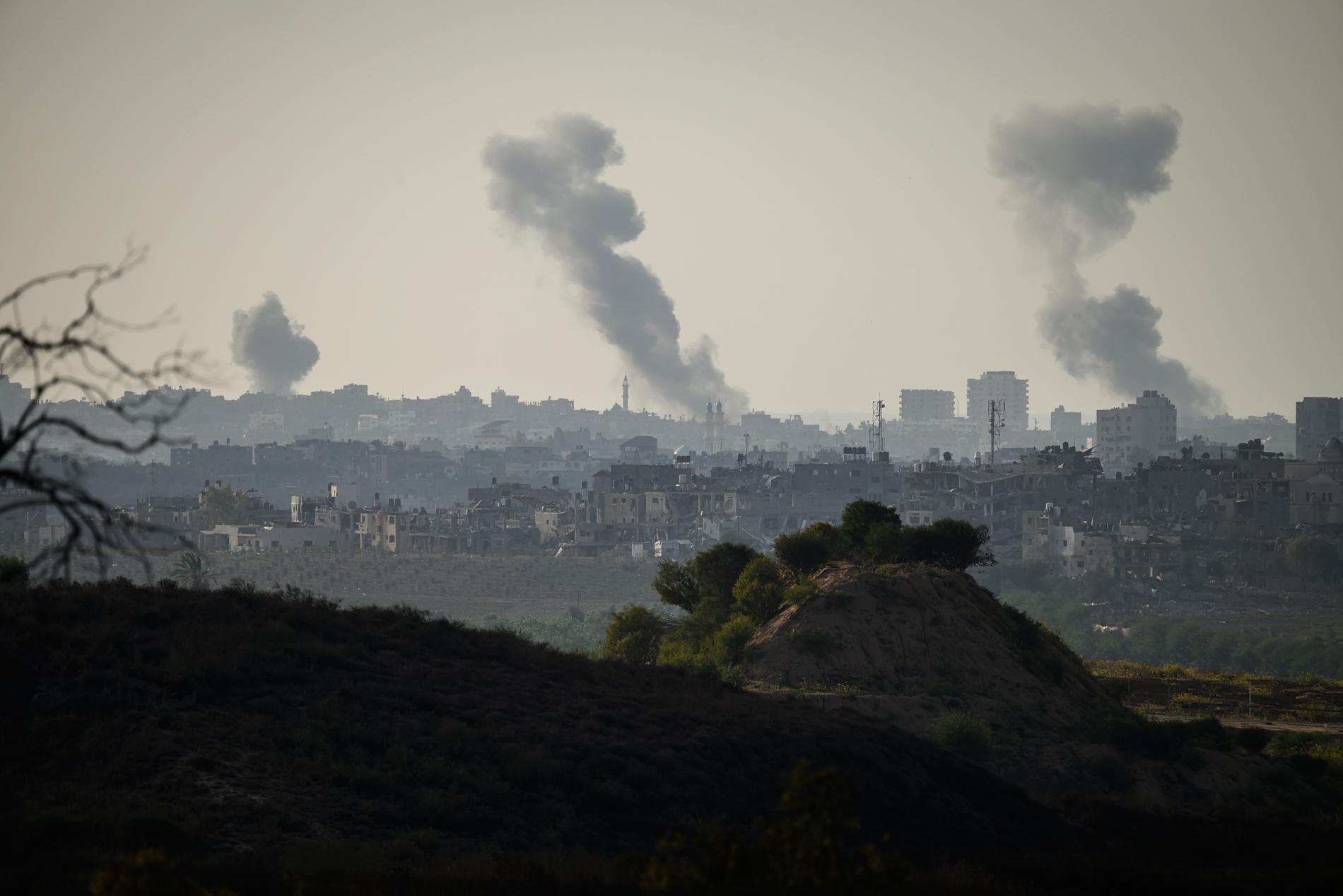 De israeliska luftanfallen mot Gaza intensifieras nu inför markinvasionen de har sagt att de ska utföra. 