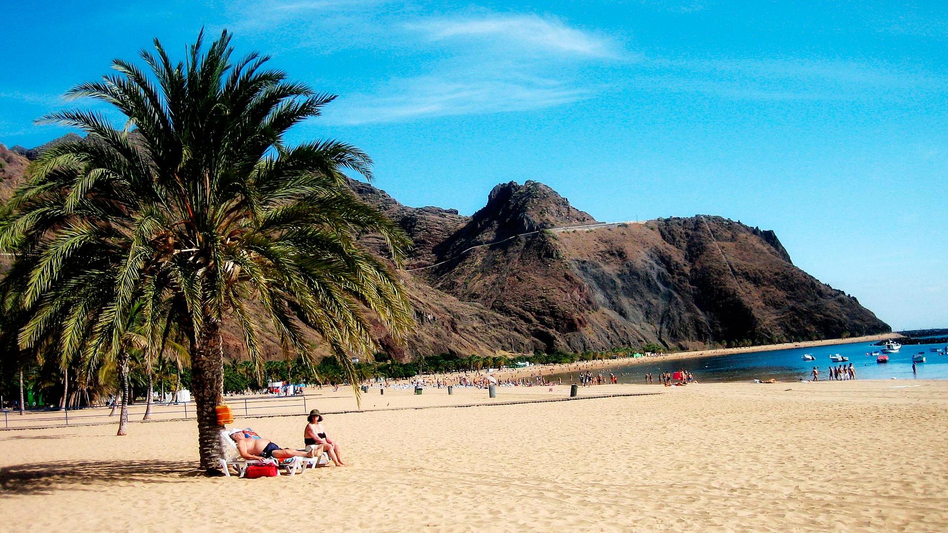 Stranden Playa de las Teresitas är Teneriffas lugnaste och finaste. Här kan man utan tvekan spendera en heldag.