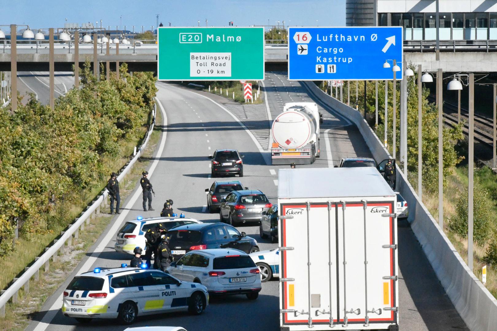 Polisen har satt upp vägspärrar och genomsöker alla bilar på väg mot Sverige.