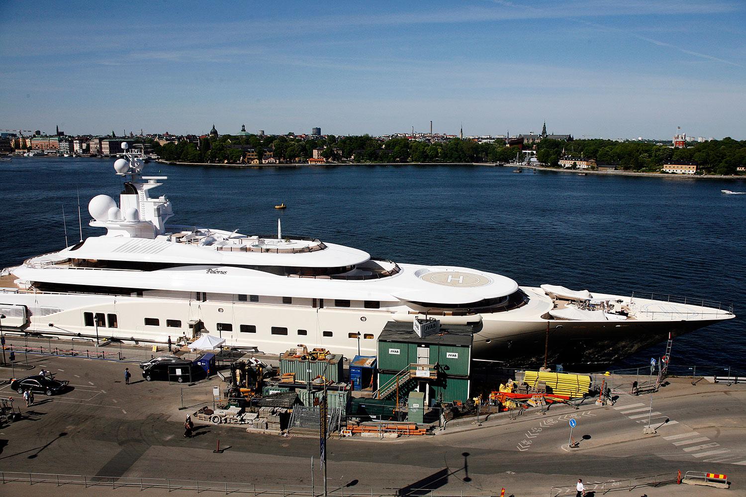 Innan Roman Abramovitj lät bygga Eclipse åkte han omkring i den lite mindre yachten Pelorus, 115 meter lång. Här under ett besök i Stockholm 2008.