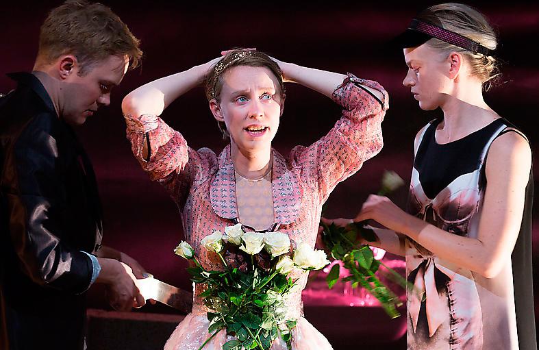 Daniel Nyström, Ester Claesson, och Petra Fransson i ”Winter­reise” på Teater Galeasen. Foto: Elisabet Sverlander