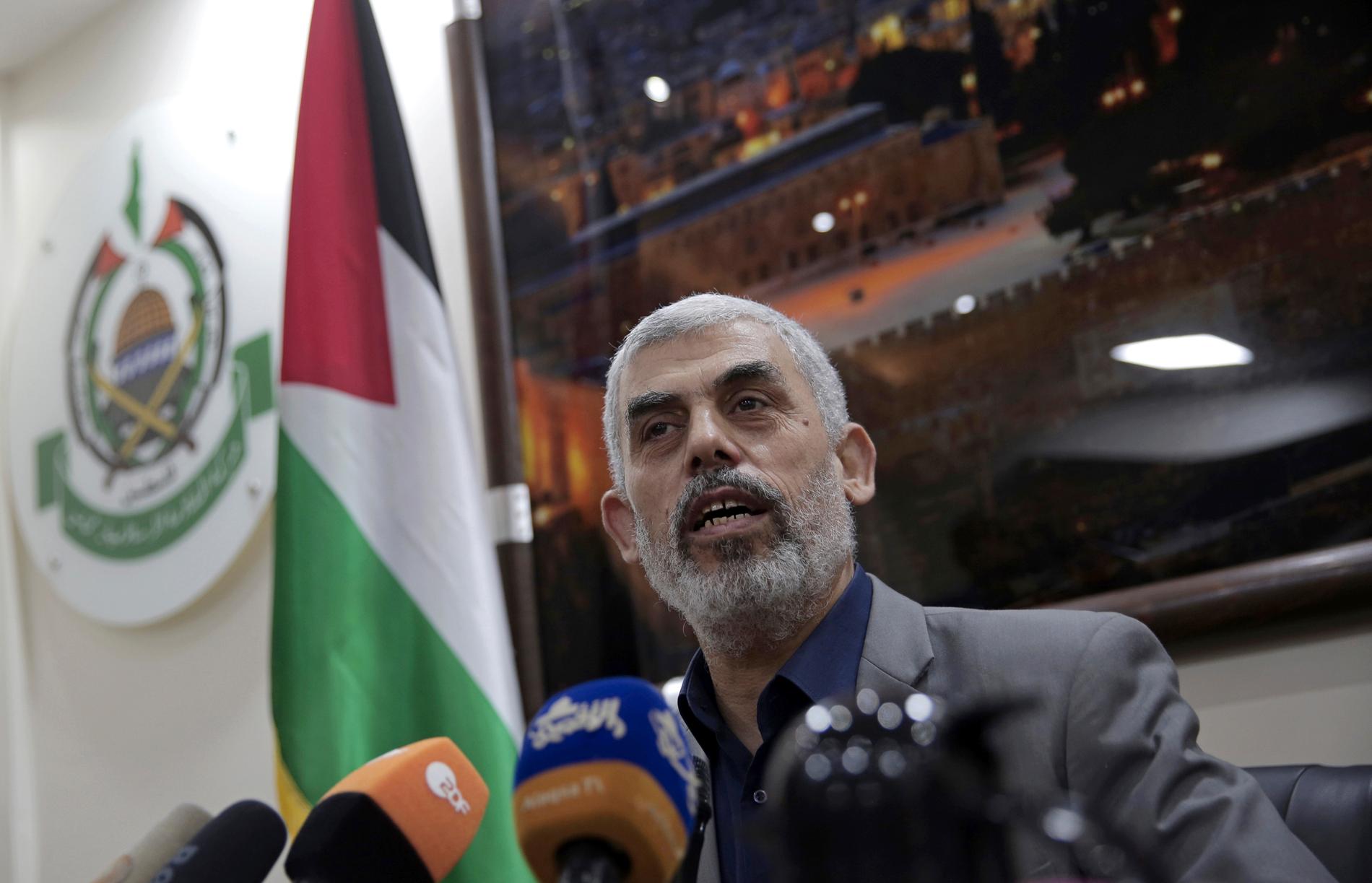 Hamasledaren Yahya Sinwar pratar med journalister på sitt kontor den 10 maj, med anledning av protesterna vid gränsen mot Israel.