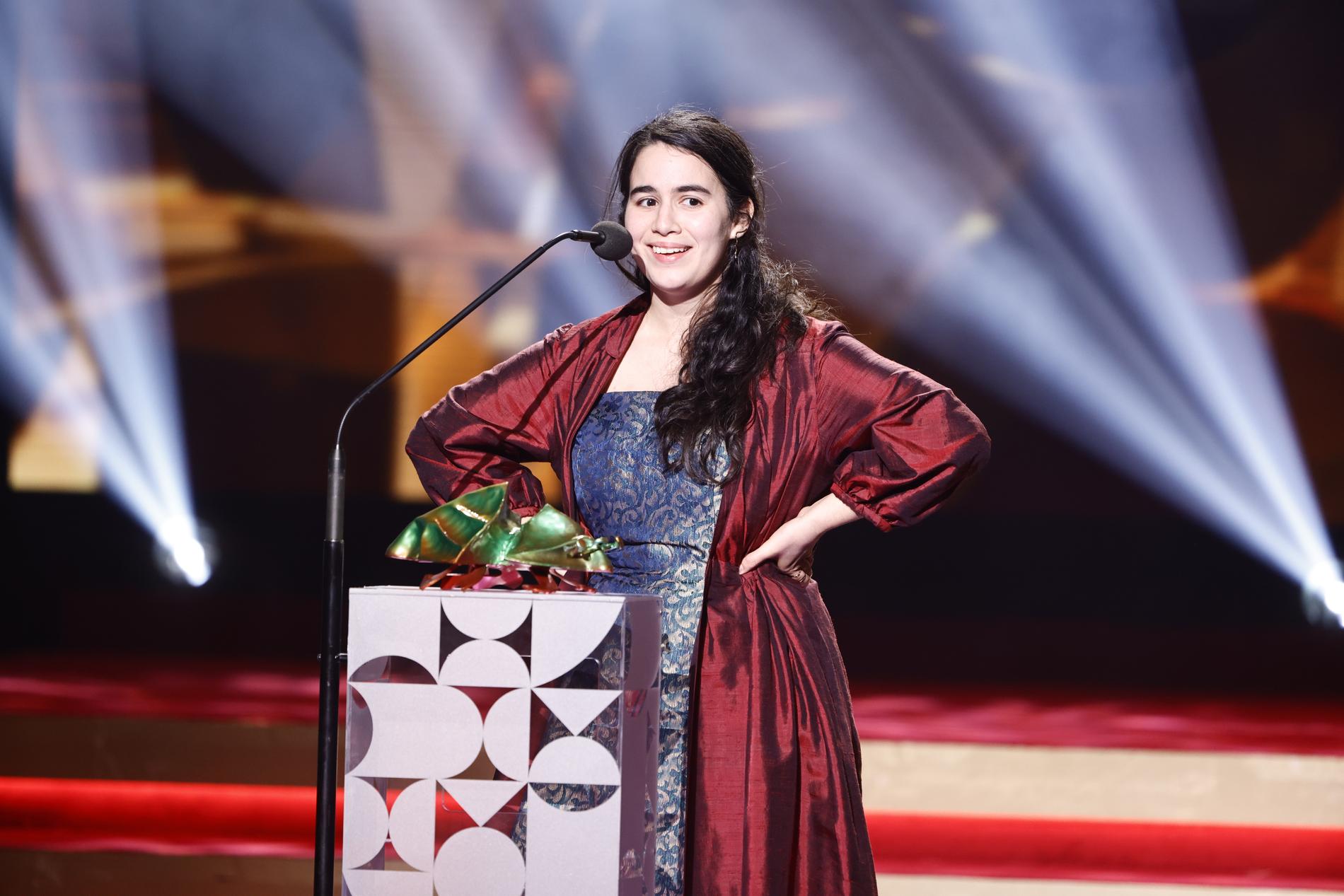 Nathalie Álvarez Mesén tar emot priset Bästa regi för filmen "Clara Sola" under Guldbaggegalan på Cirkus i Stockholm.