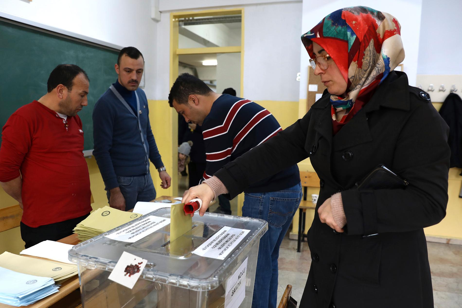 En kvinna röstar i Turkiets huvudstad Ankara i söndagens lokalval.