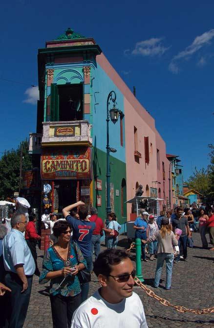 En typisk fasad i stadsdelen La Boca. Här är många hus målade i grälla färger, en tradition som lär ha skapats av italienska immigranter i början av seklet.