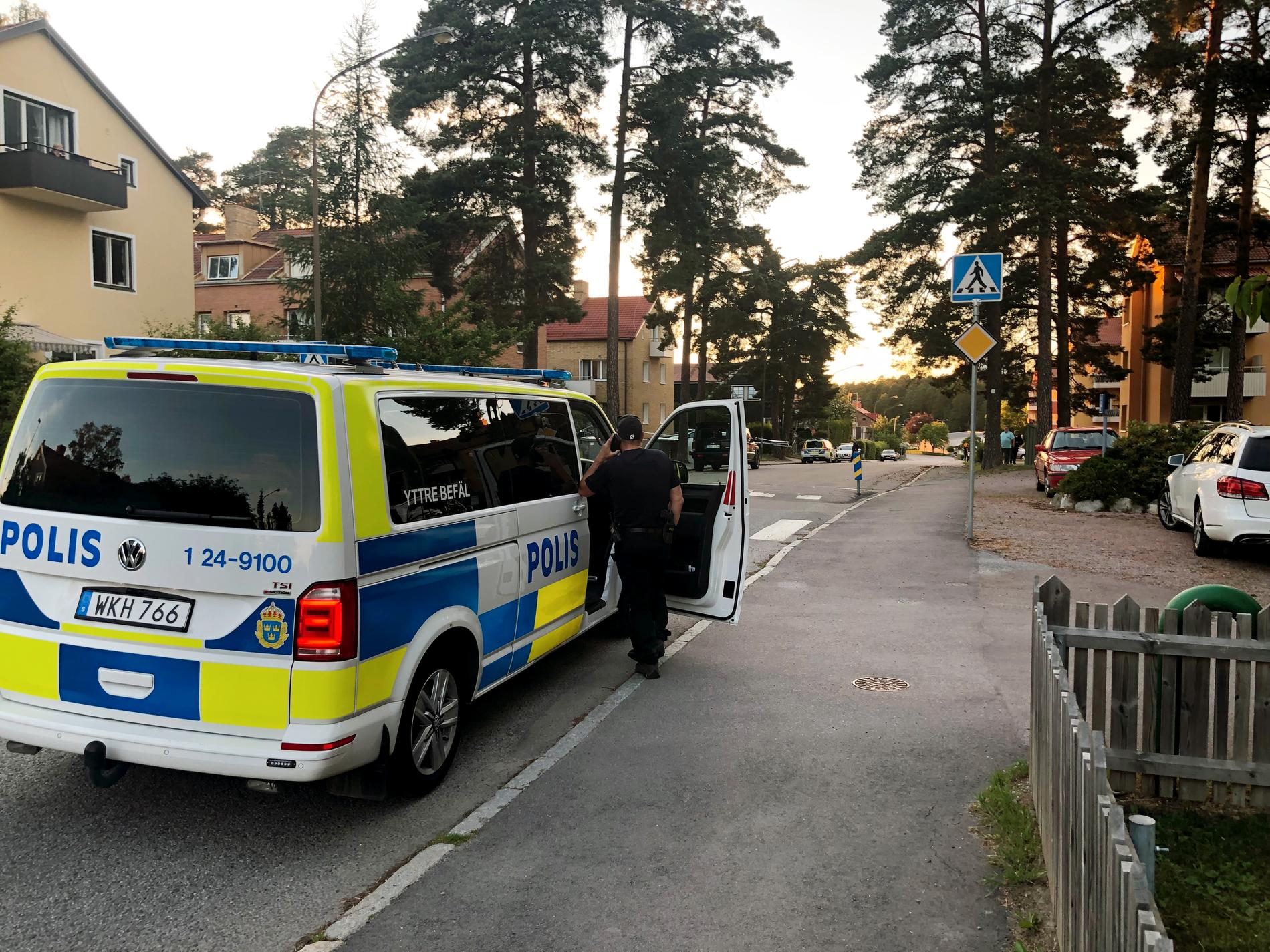 Polisen inledde en stor insats efter skottlossningen i Västerås.