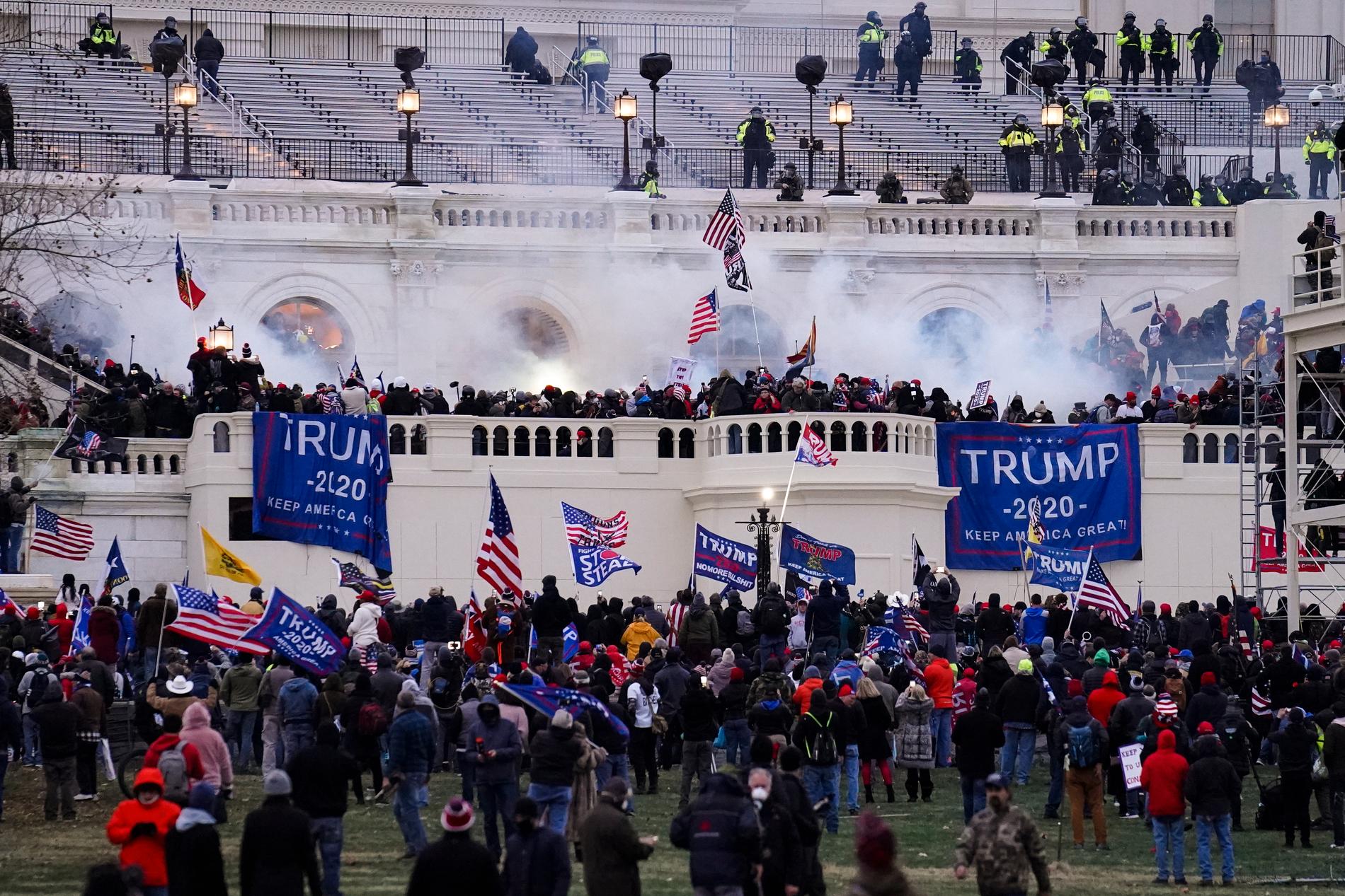 Anhängare till dåvarande presidenten Donald Trump stormar kongressbyggnaden Kapitolium i Washington DC den 5 januari 2021. Arkivbild.