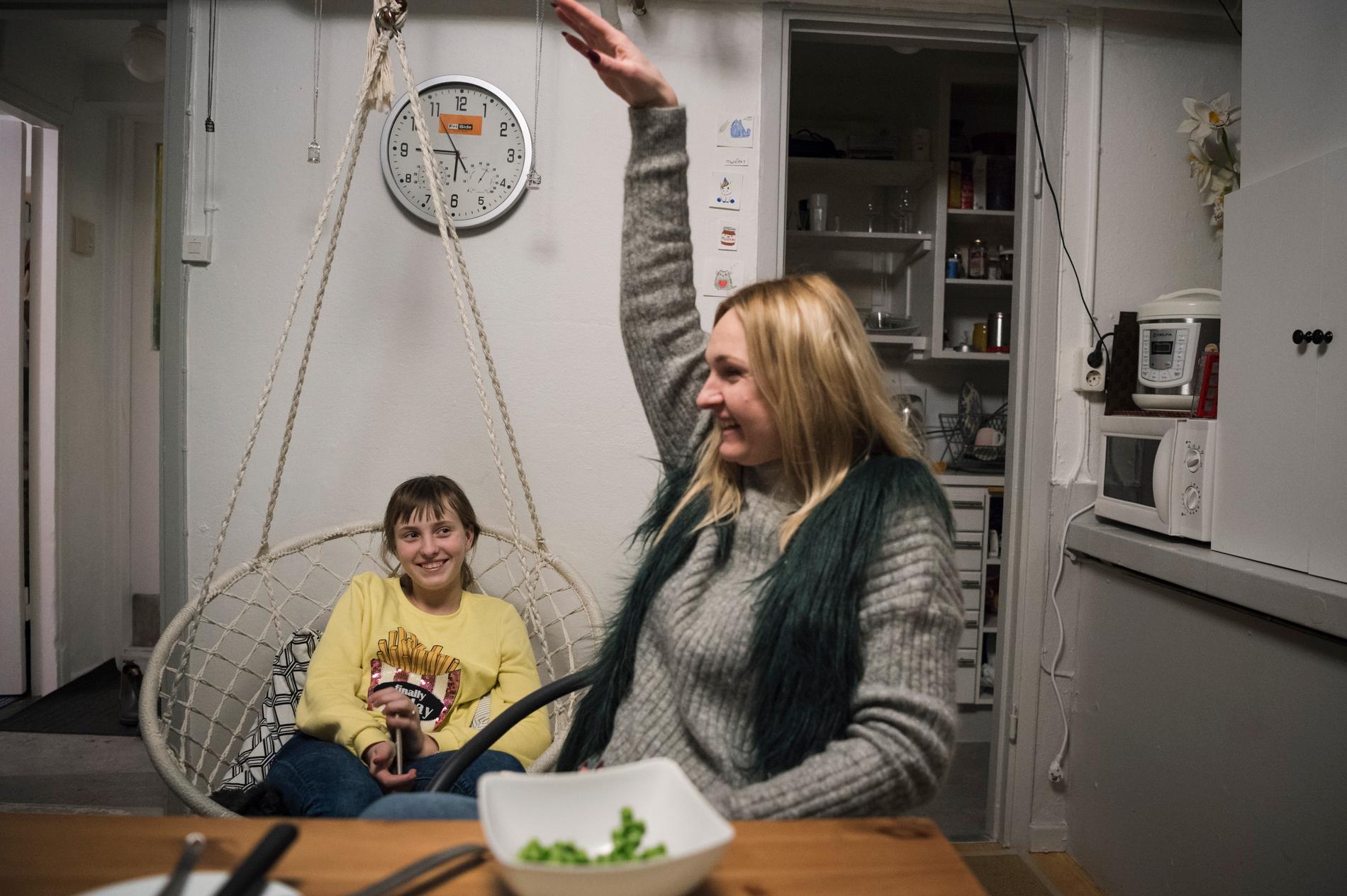 Iryna och dottern i lokalen de bor i. Fotografen Anna Tärnhuvud lyckades hitta Iryna efter attacken i april förra året. De träffades strax efter nyår på ett första möte.