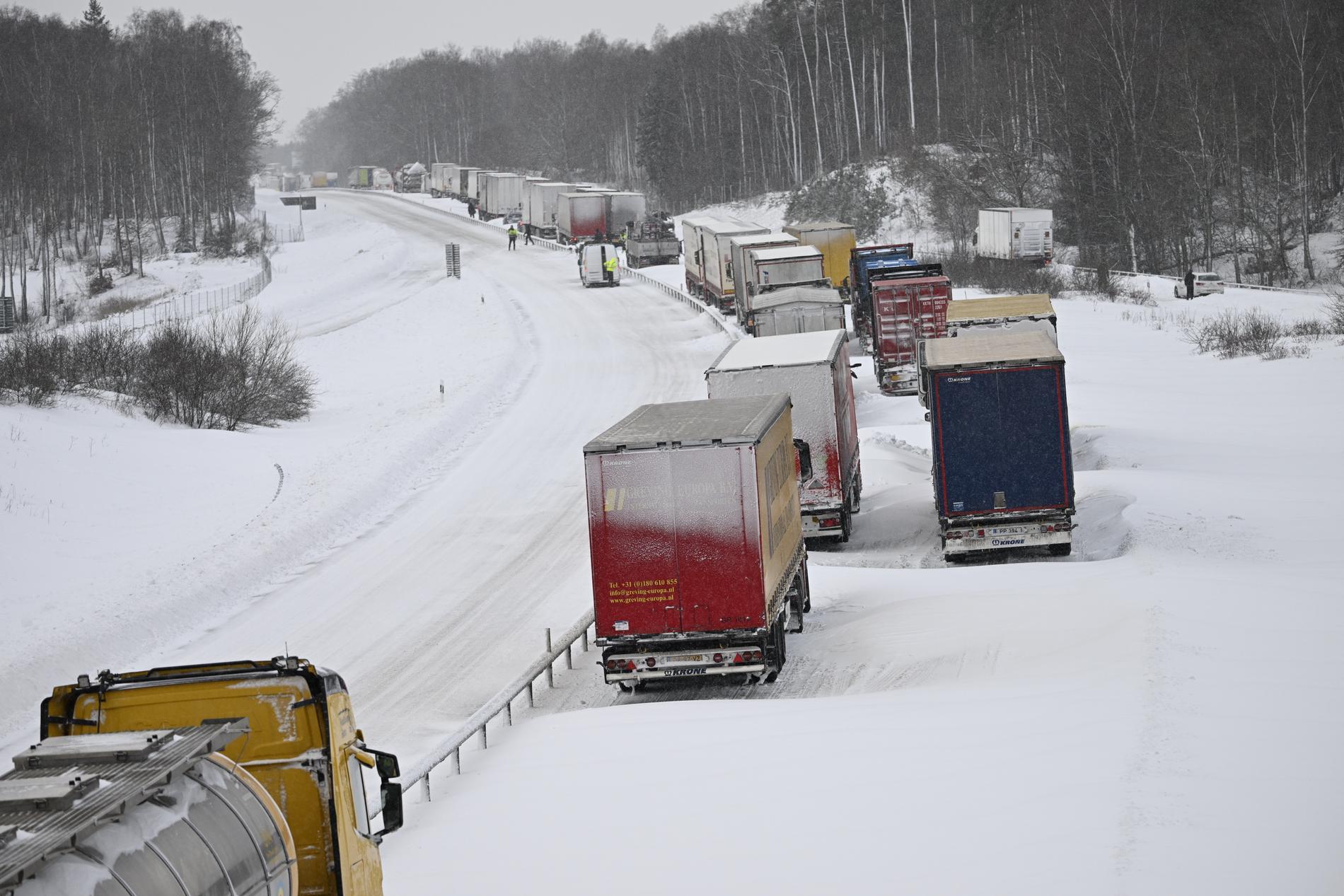 Som mest satt över 1000 bilar fast i snön på vägen mellan Kristanstad och Hörby.