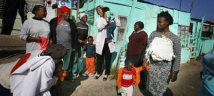 Många behöver hjälp Ingrid Le Roux har bott och arbetat i Sydafrika sedan 70-talet. Det finns många att hjälpa. Man räknar med att sex miljoner sydafrikaner dör i AIDS före 2010, om de inte får behandling.