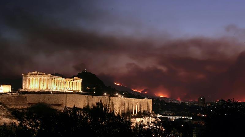 Bränderna hotande nära Aten.