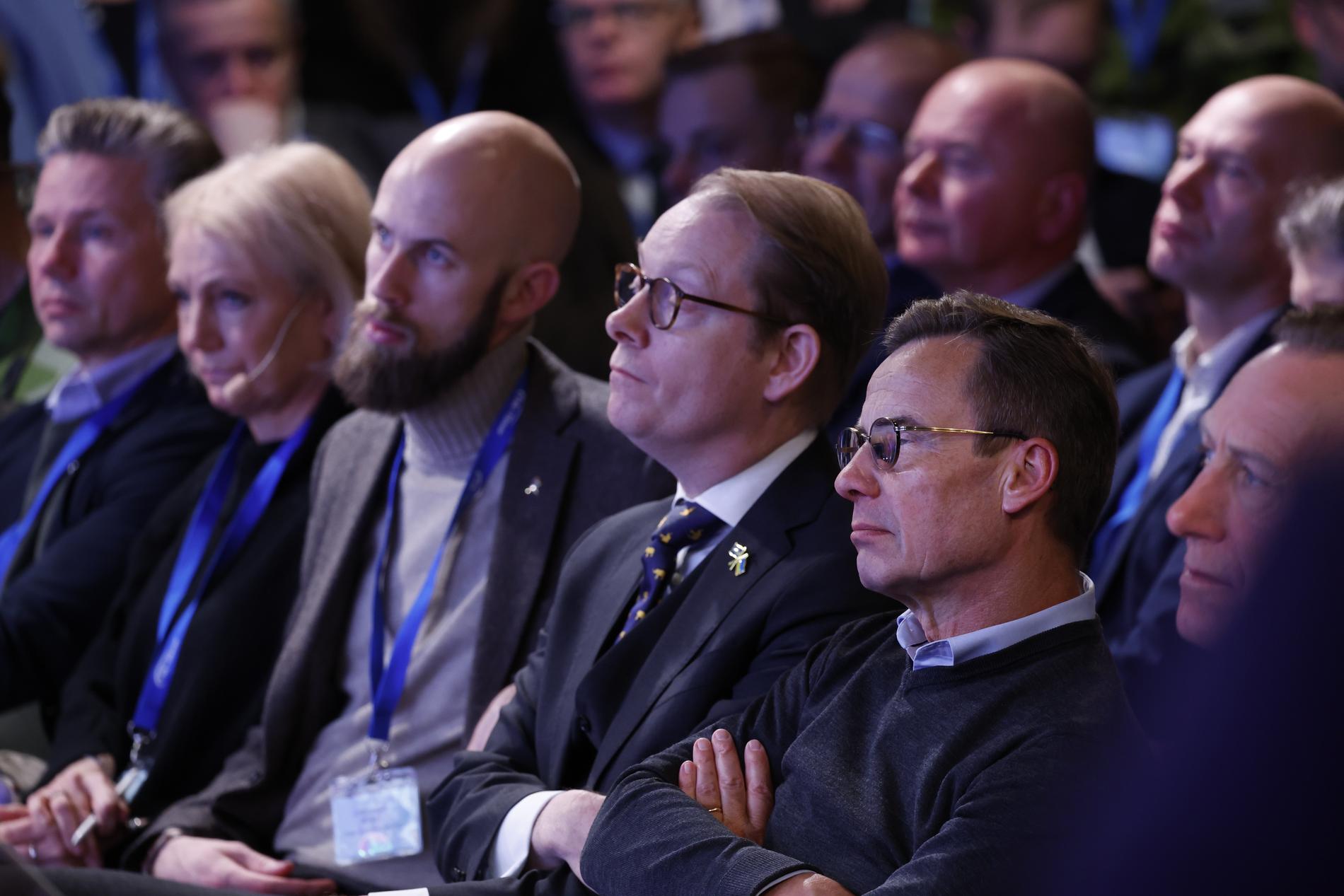 Statsminister Ulf Kristersson (M) tillsammans med bland andra Tobias Billström (M) och Carl-Oskar Bohlin (M) på Folk och försvars rikskonferens.  