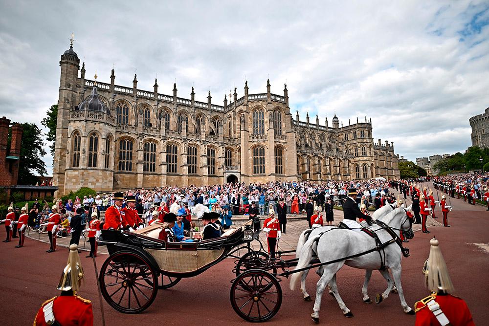 I samband med utdelningen av strumpebandsorden åkte kungafamiljen i kortege i Windsor. 