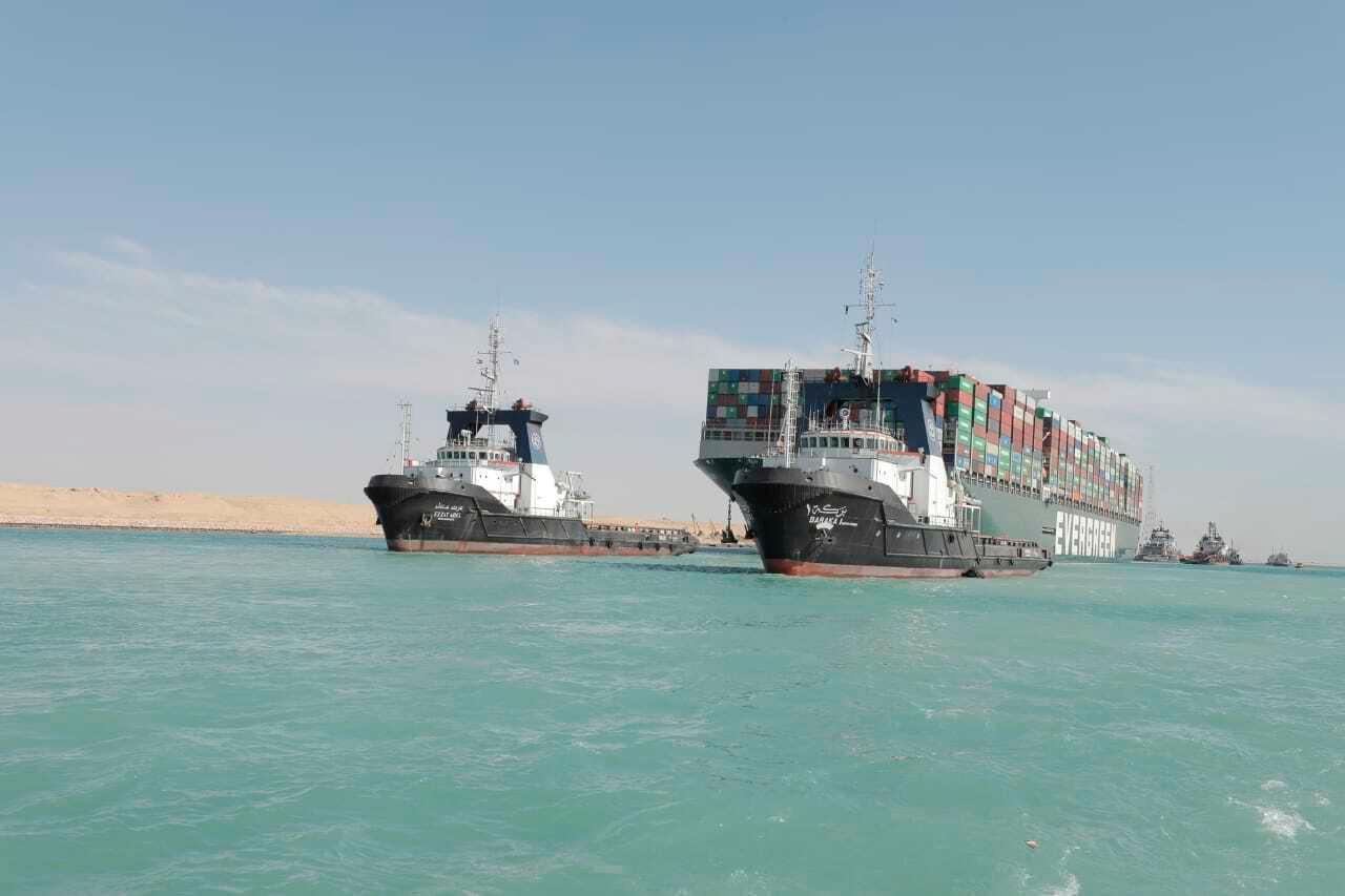 Det gigantiska fraktfartyget Ever Given bogserat ut ur Suezkanalen efter att ha grävts loss den 29 mars. Fartyget har dock fortfarande inte fått lämna Egypten.