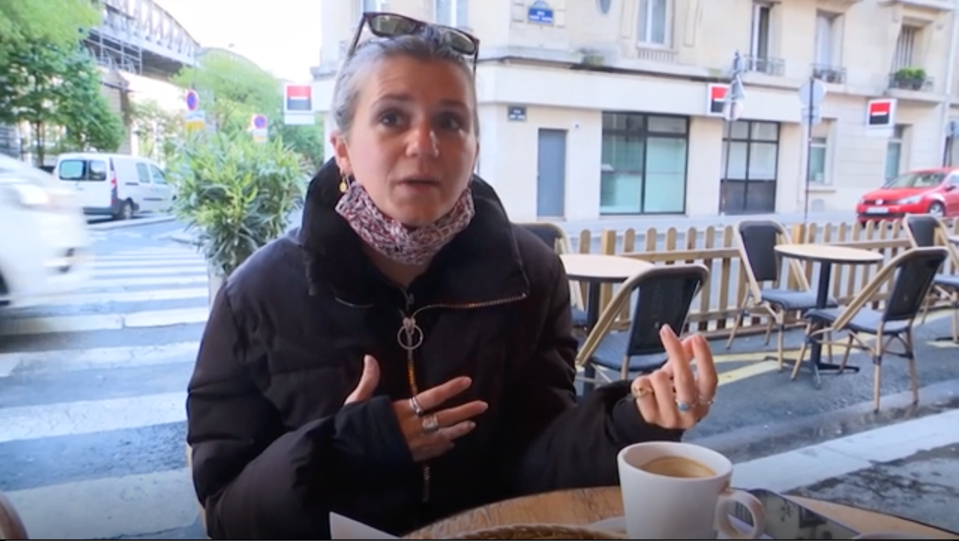 Zoe Van Den Berg, 26, boende Paris tar sin första kaffe på uteservering sedan de stängde i oktober. 