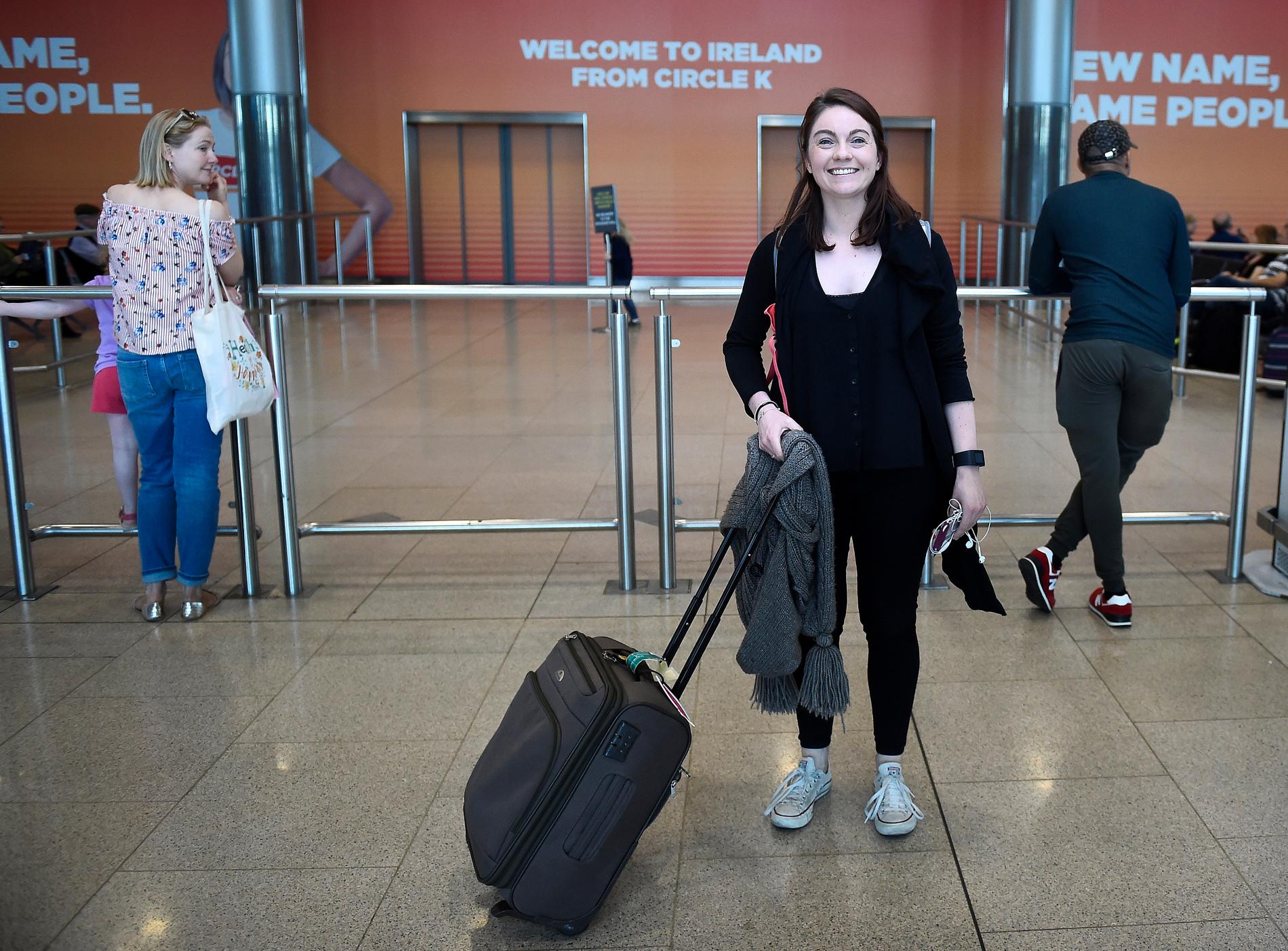 Claire Scanlan anländer till Dublins flygplats från Budapest där hon studerar. Hon reste hem för att rösta i folkomröstningen. 