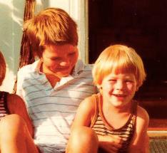 Jonathan Jeppson tillsammans med sin lillebror Jeppe, som tog livet av sig sommaren han fyllde 15 år.