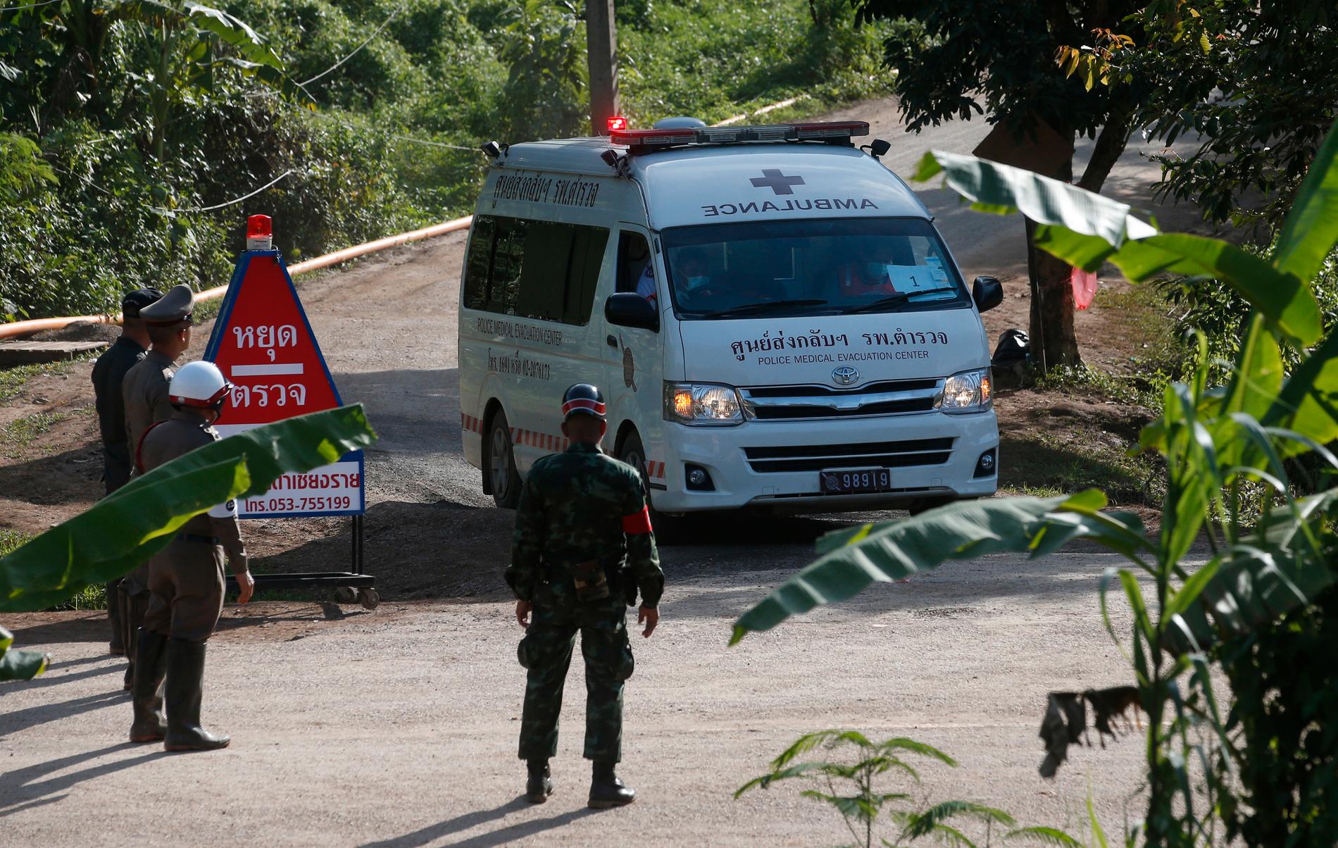 En ambulans med sirenerna påslagna lämnar Tham Luang-grottorna.