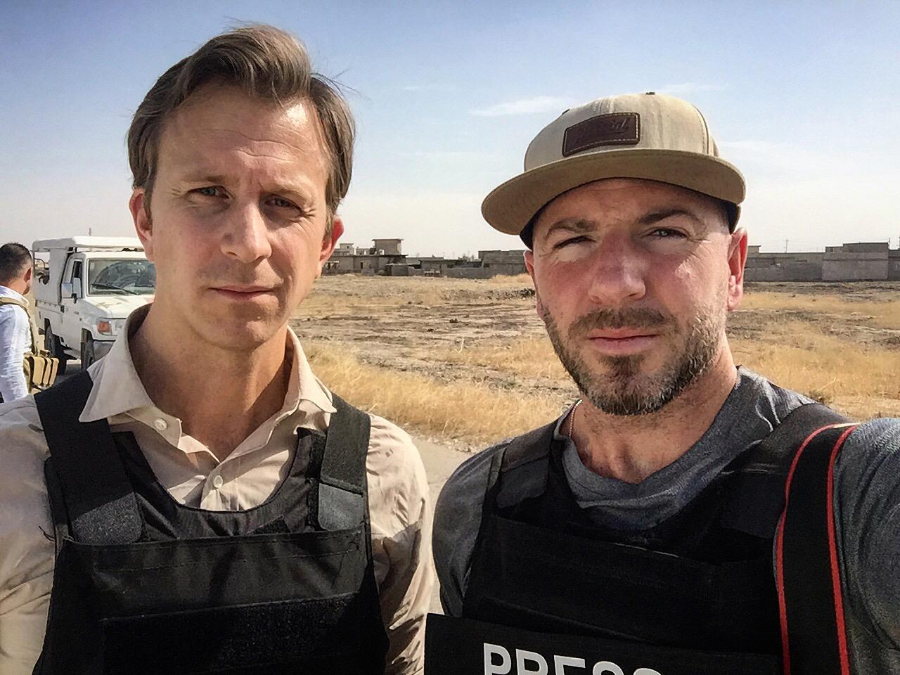 Aftonbladets reporter Erik Wiman och fotograf Magnus Wennman på plats utanför Mosul i oktober 2016.