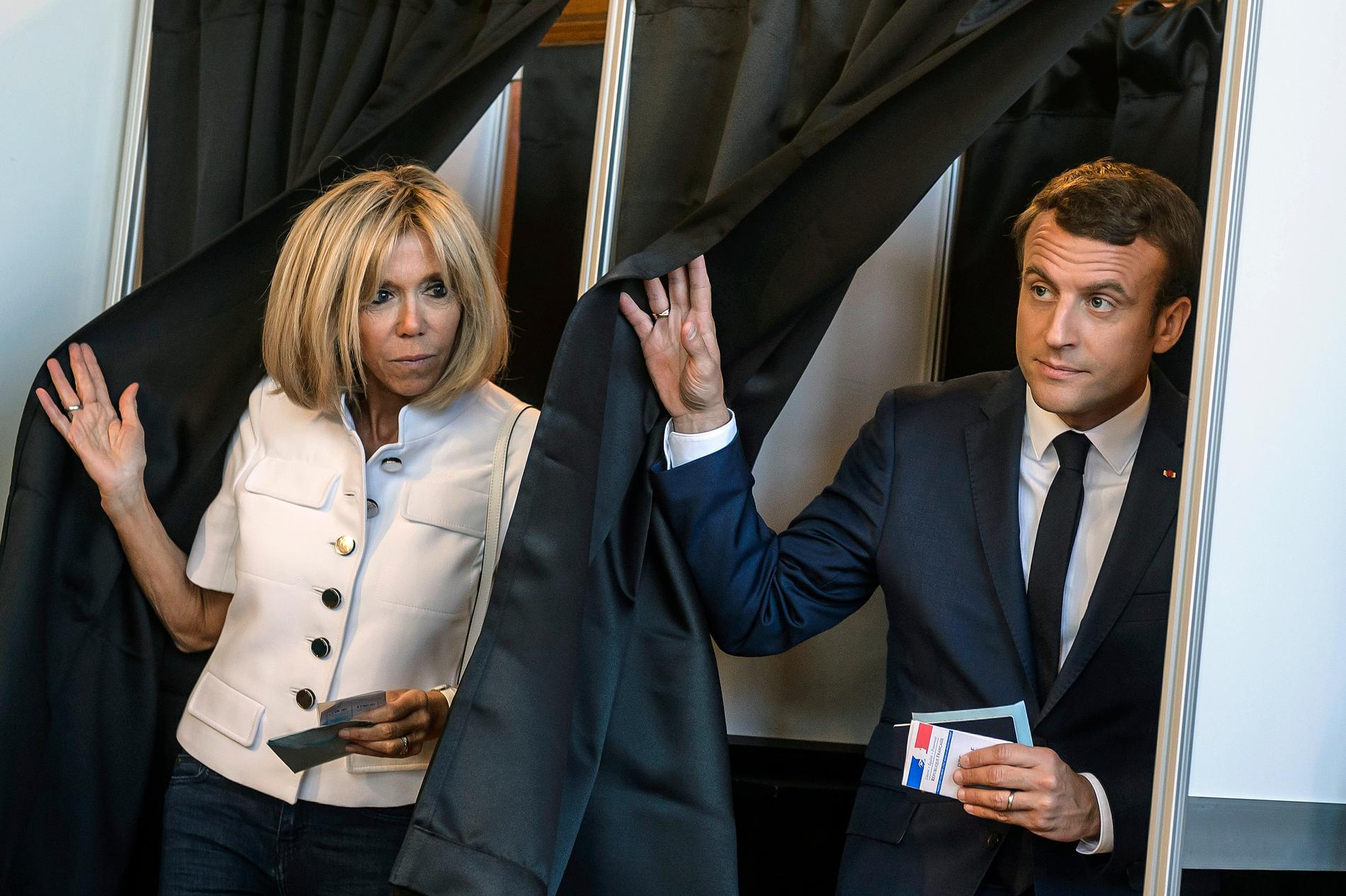 President Emmanuel Macron och fru Brigitte Macron lämnar sina röster i Le Touquet.