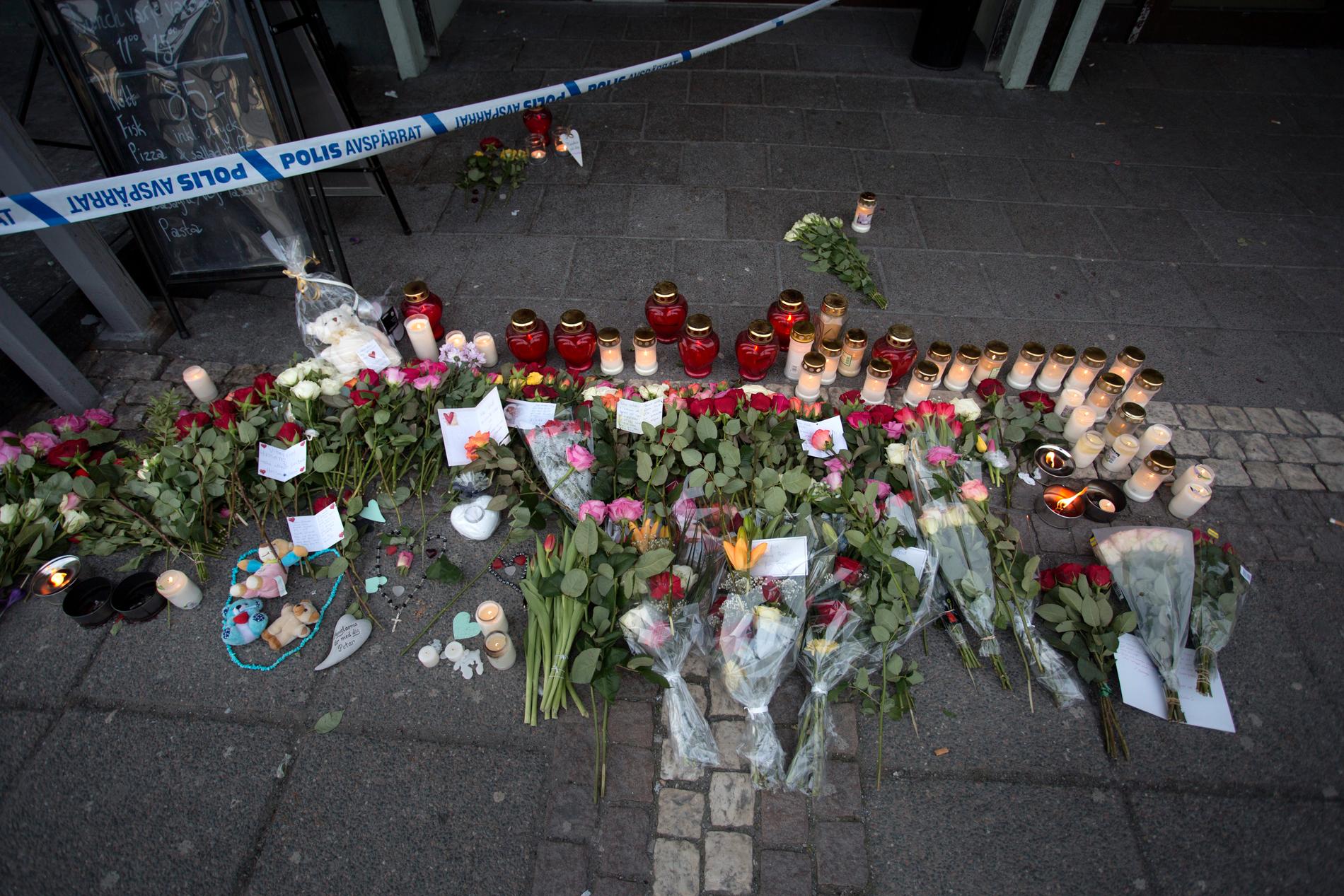 Blommor vid krogen där två män sköts ihjäl i Göteborg i mars 2015. Restaurangen var välbesatt av gäster som tittade på Champions League-fotboll.