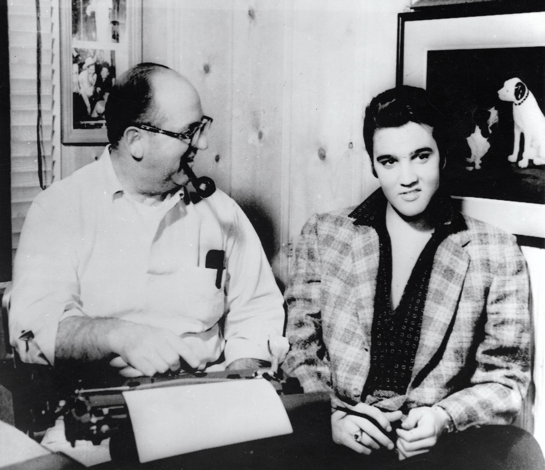 Tom Parker och Elvis Presley 1957.