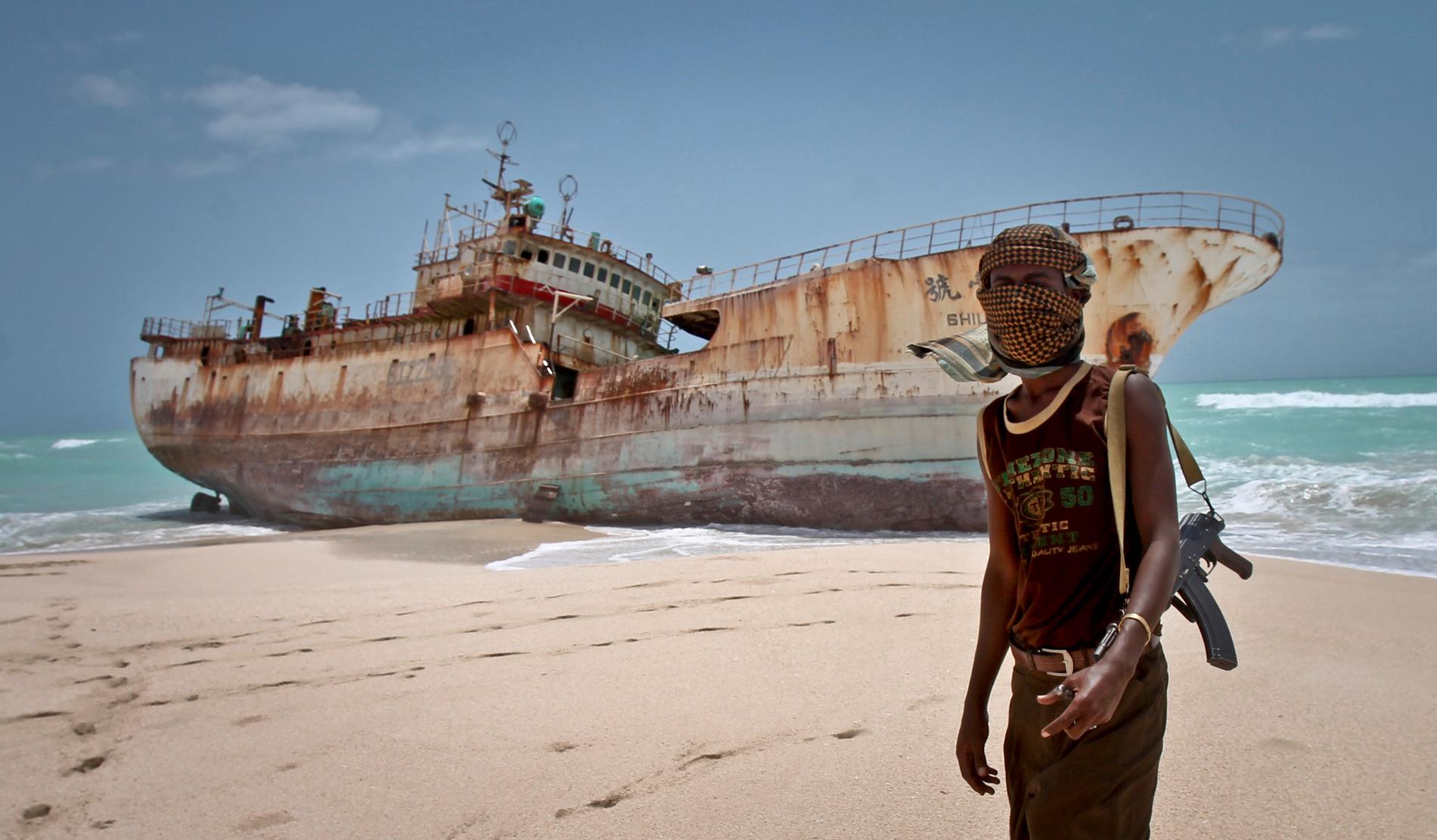 Arkivbild från 2012 på en somalisk fartygskapare framför en taiwanesisk fiskebåt som kapats utanför Somalias kust.