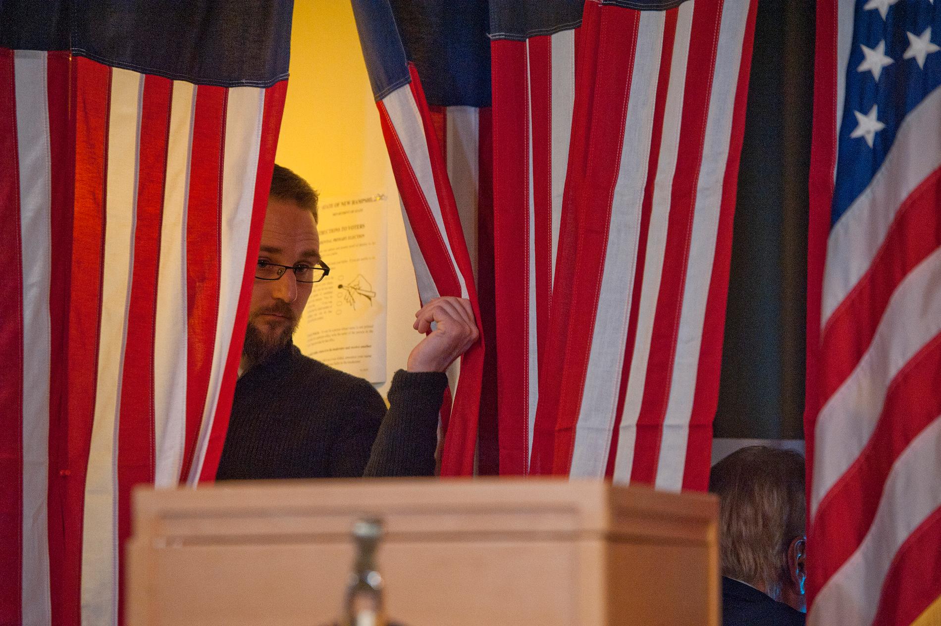 En väljare på väg att rösta i midnattsvalet i Dixville Notch i New Hampshire i USA.