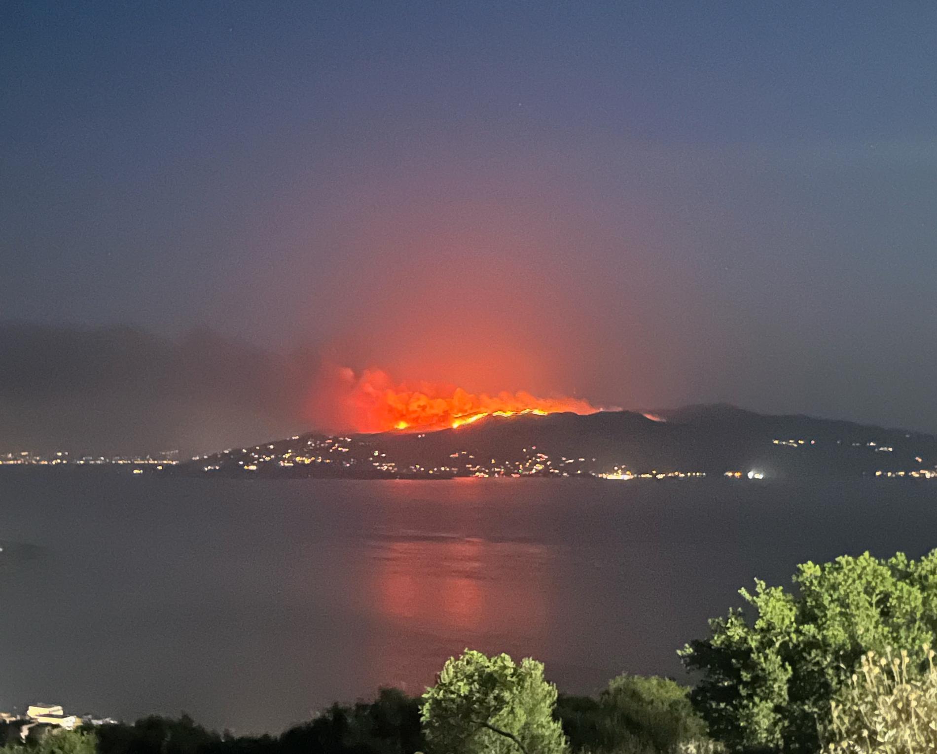 Bräderna lyser upp mörkret kring ön Korfu.