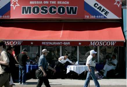 Doften av rödbetssoppan borsjtj svävar tung över de ryska restaurangerna.