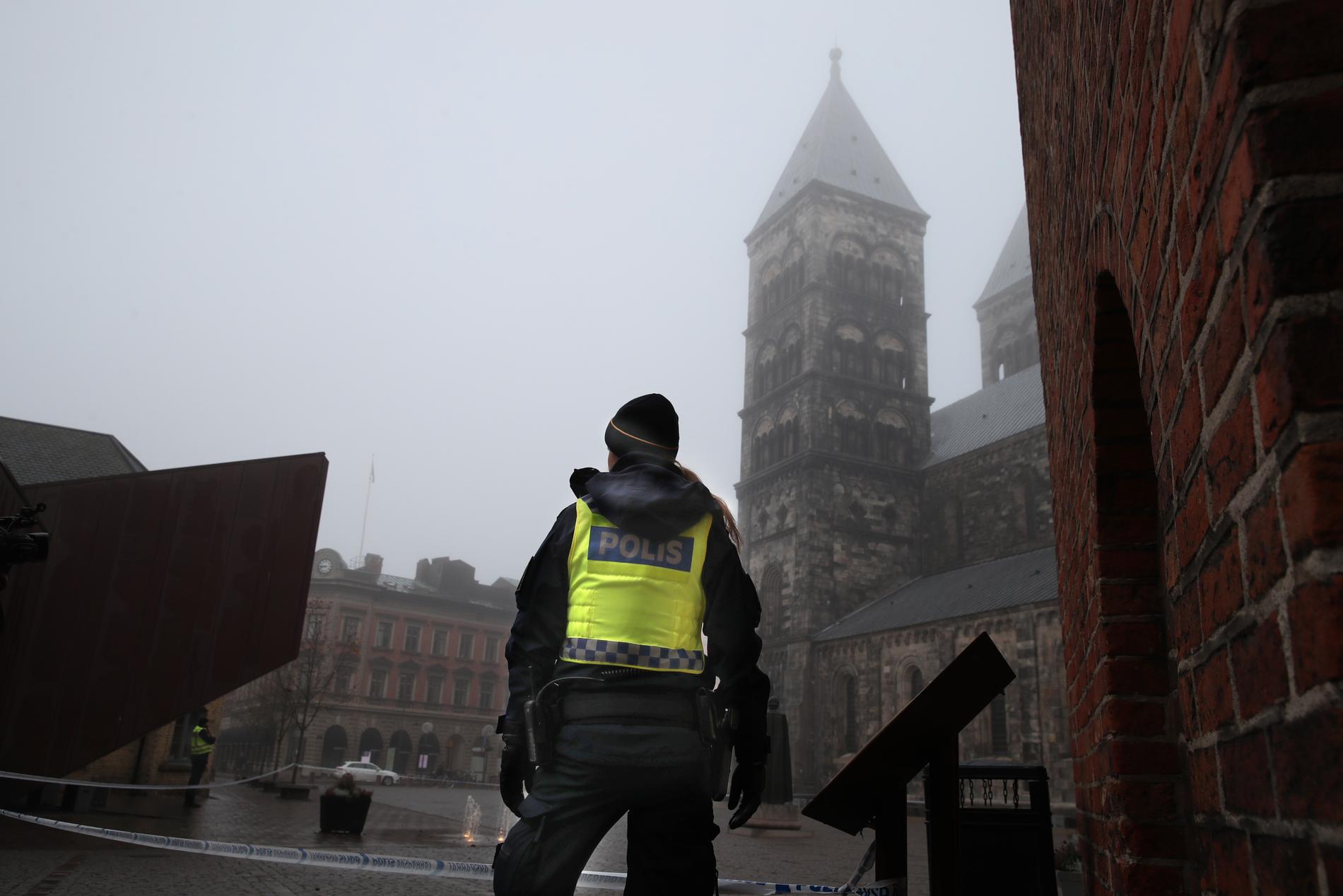 Polisen har spärrat av domkyrkan i Lund efter en misstänkt våldtäkt utanför kyrkan.