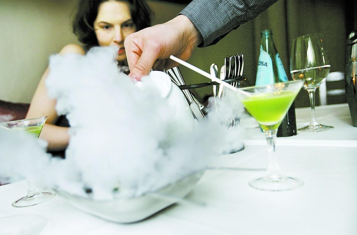 IMMIGT När det är dags för rätten ”Gurka martini” blir det show – en tät dimma som doftar dill lägger sig över bordet.