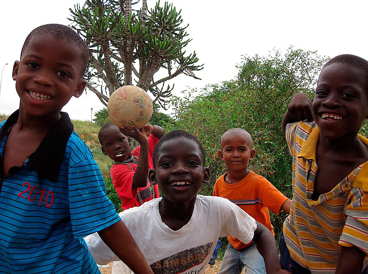 Barn i Angola lattjar med en fotboll. Foto: Erik Niva