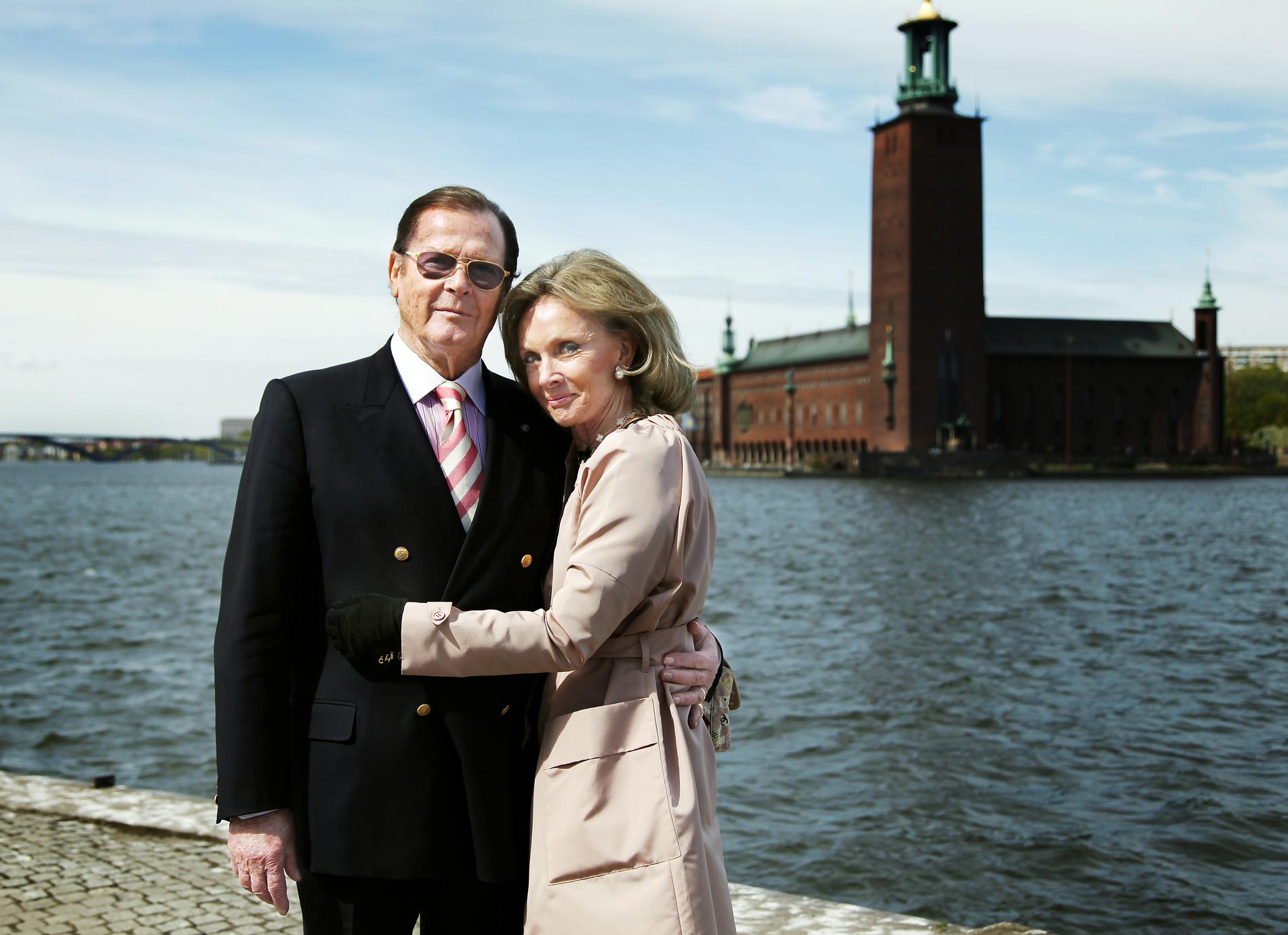 Roger Moore med Christina Tholstrup besöker Stockholm.
