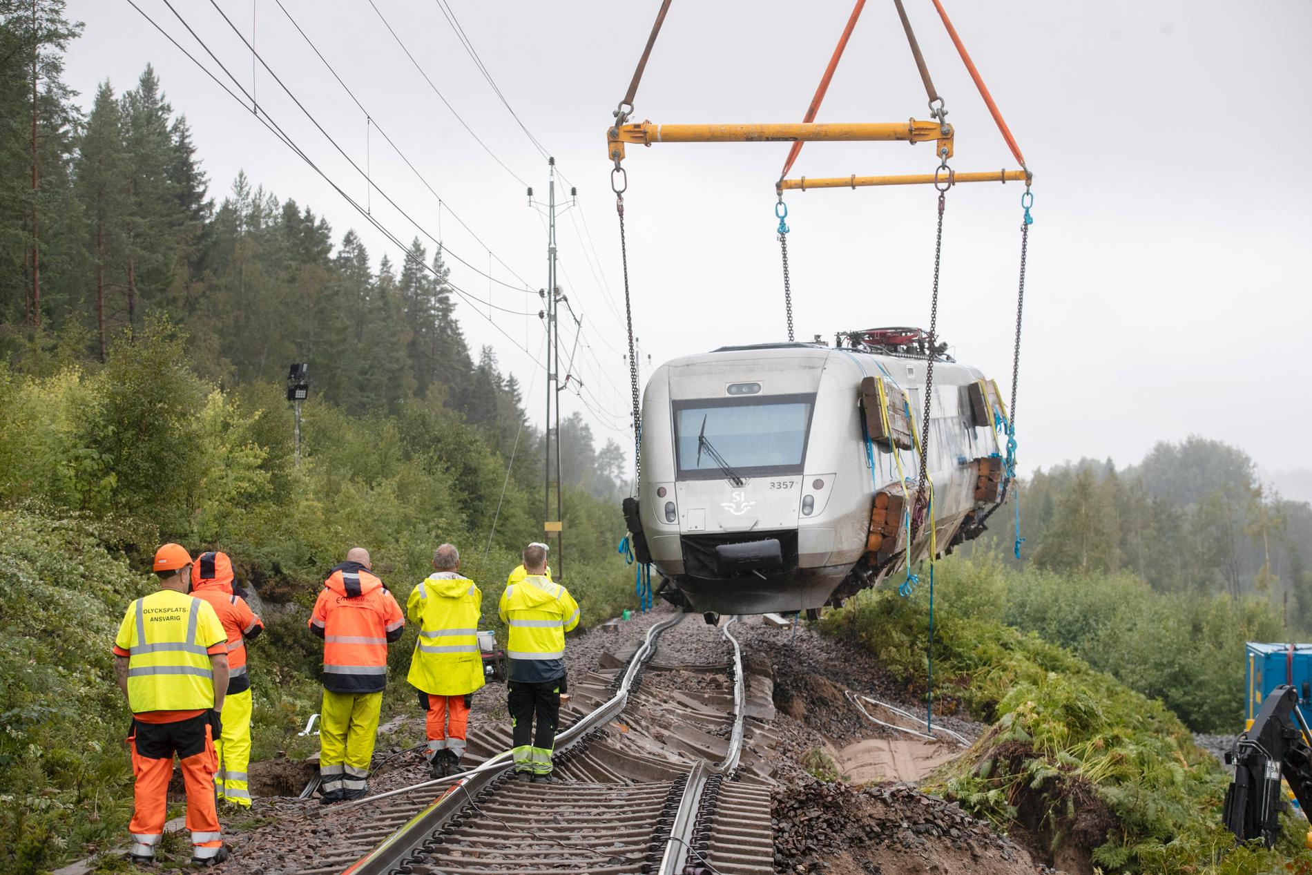 Bärgning av urspårat tåg utanför Hudiksvall i augusti förra årtet.