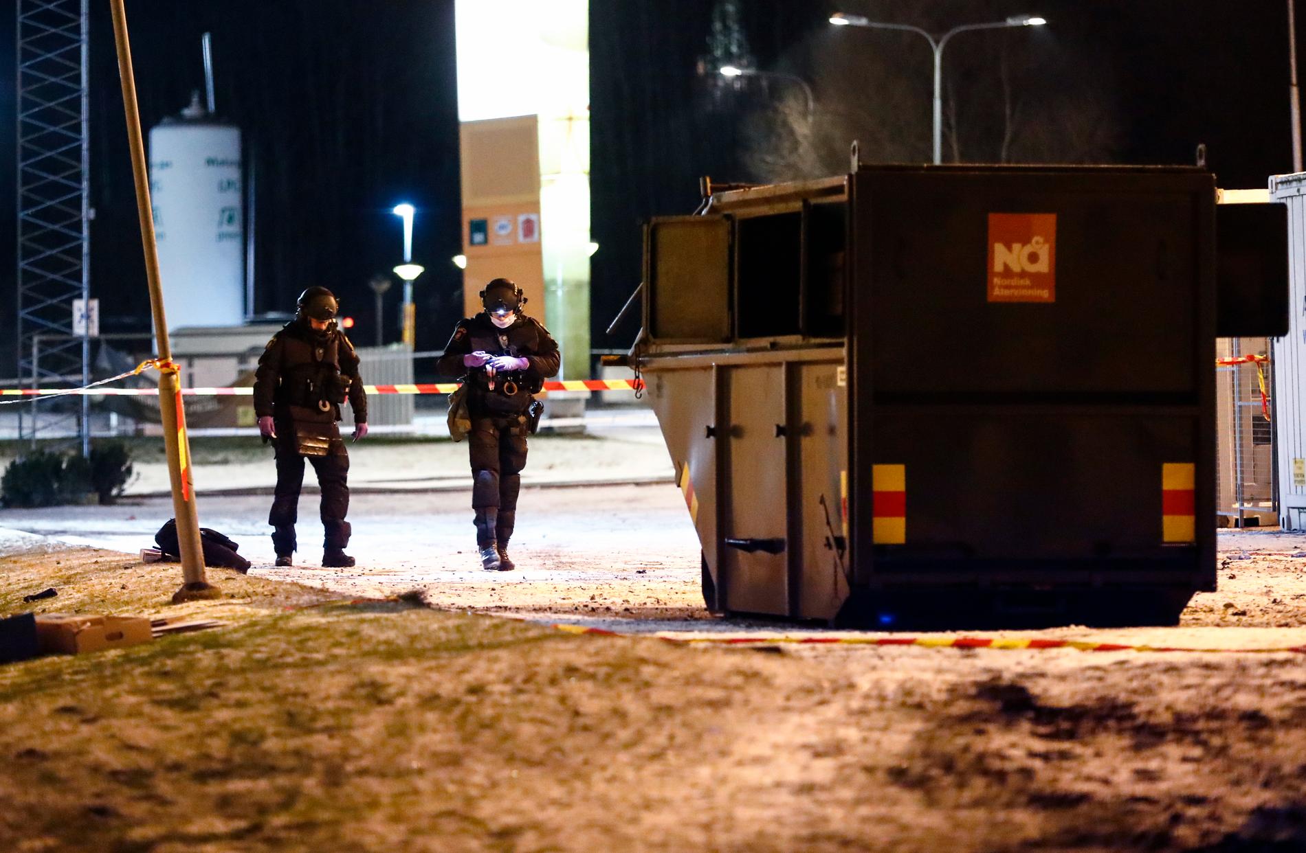 I ett av dåden exploderade en sprängladdning i en container i Göteborg.