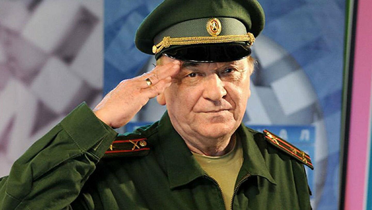Pensionerade översten Viktor Baranets är militär kommentator i den regimtrogna tidningen Komsomolskaja Pravda och medlem i det ryska försvarsministeriets allmänna råd.