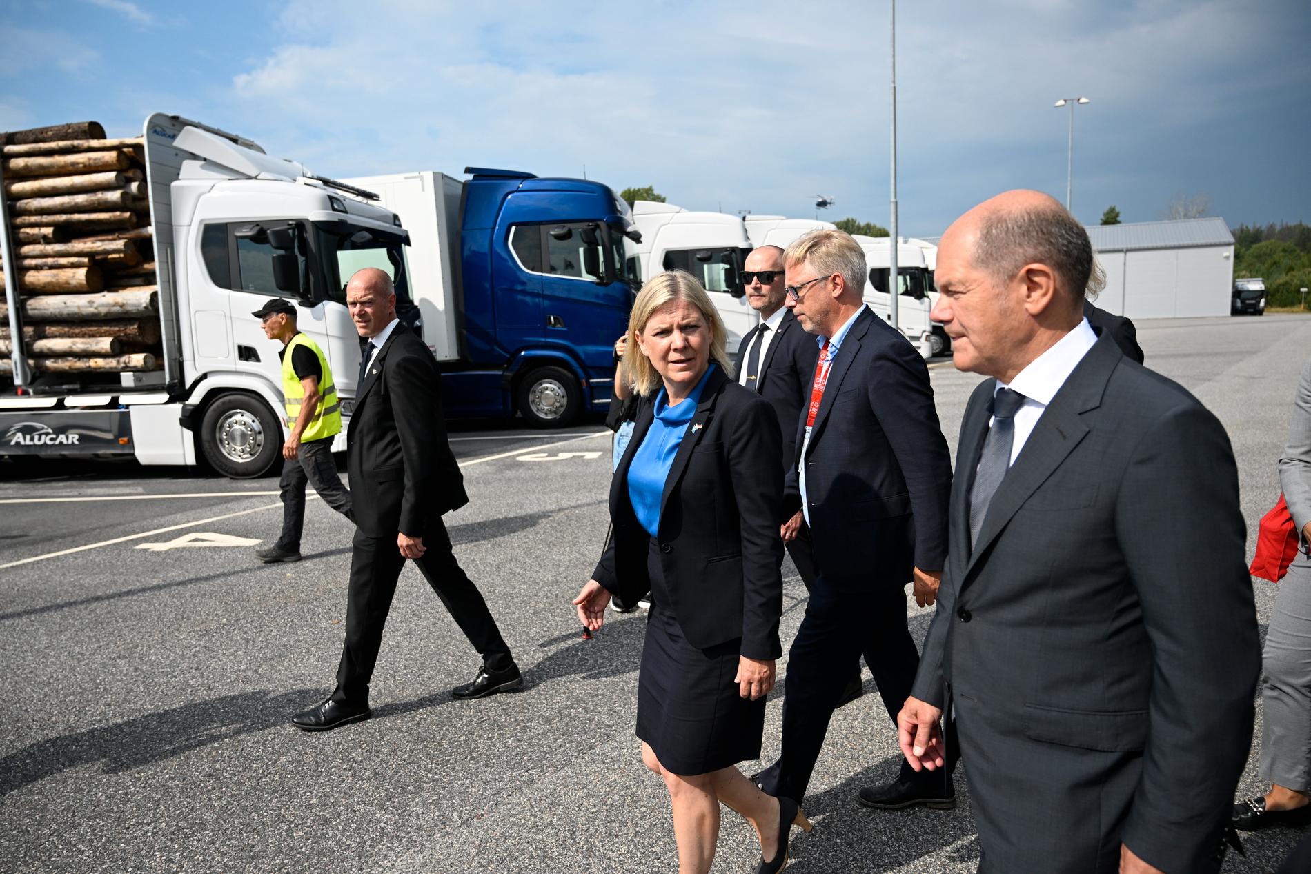 Tysklands förbundskansler Olaf Scholz och statsminister Magdalena Andersson besöker Scania i Södertälje.