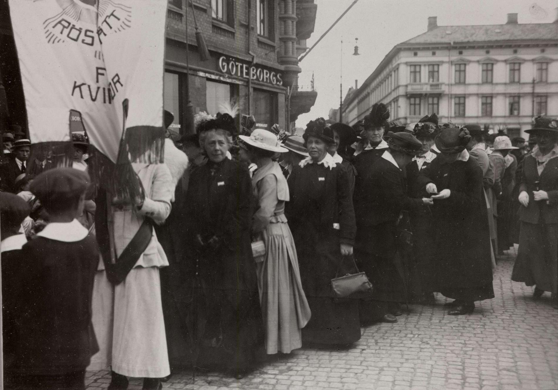 Demonstration i Göteborg för kvinnlig rösträtt. På fredag är det hundra år sedan riksdagen klubbade igenom rösträtt för kvinnor. Vid första valet 1921 fick bara fem kvinnor plats i kammaren. Tio år senare minskade de till fyra (av totalt 380 ledamöter).