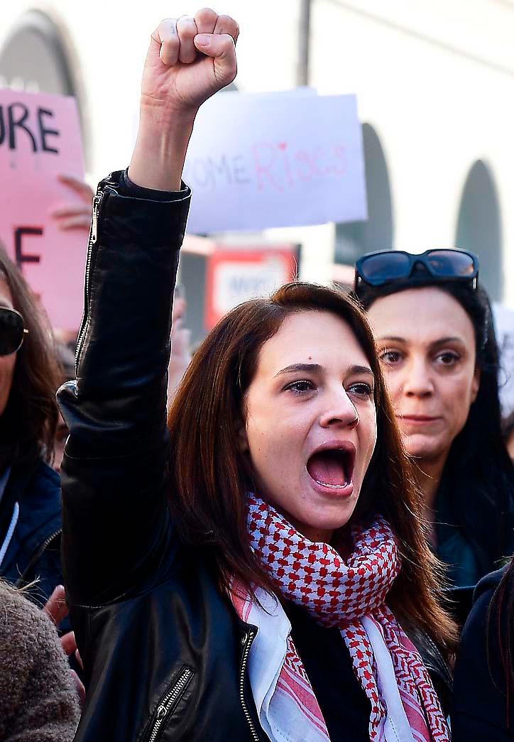 Den italienska skådespelerskan Asia Argento på Women’s march i Rom förra lördagen. Argento tvingades fly landet sedan hon vittnat om filmmogulen Harvey Weinsteins sexövergrepp.