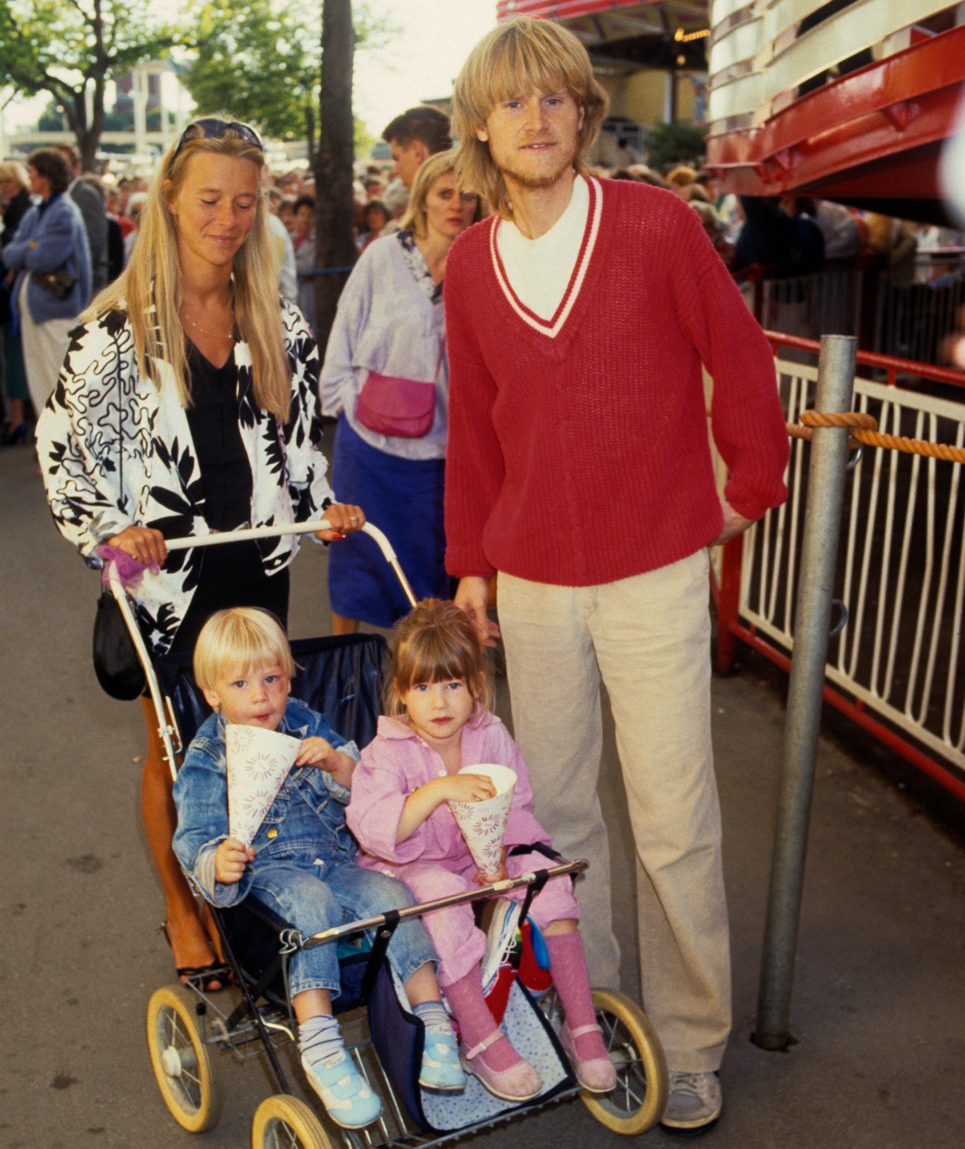 Ted Gärdestad och Ann Zacharias med sina två barn. 