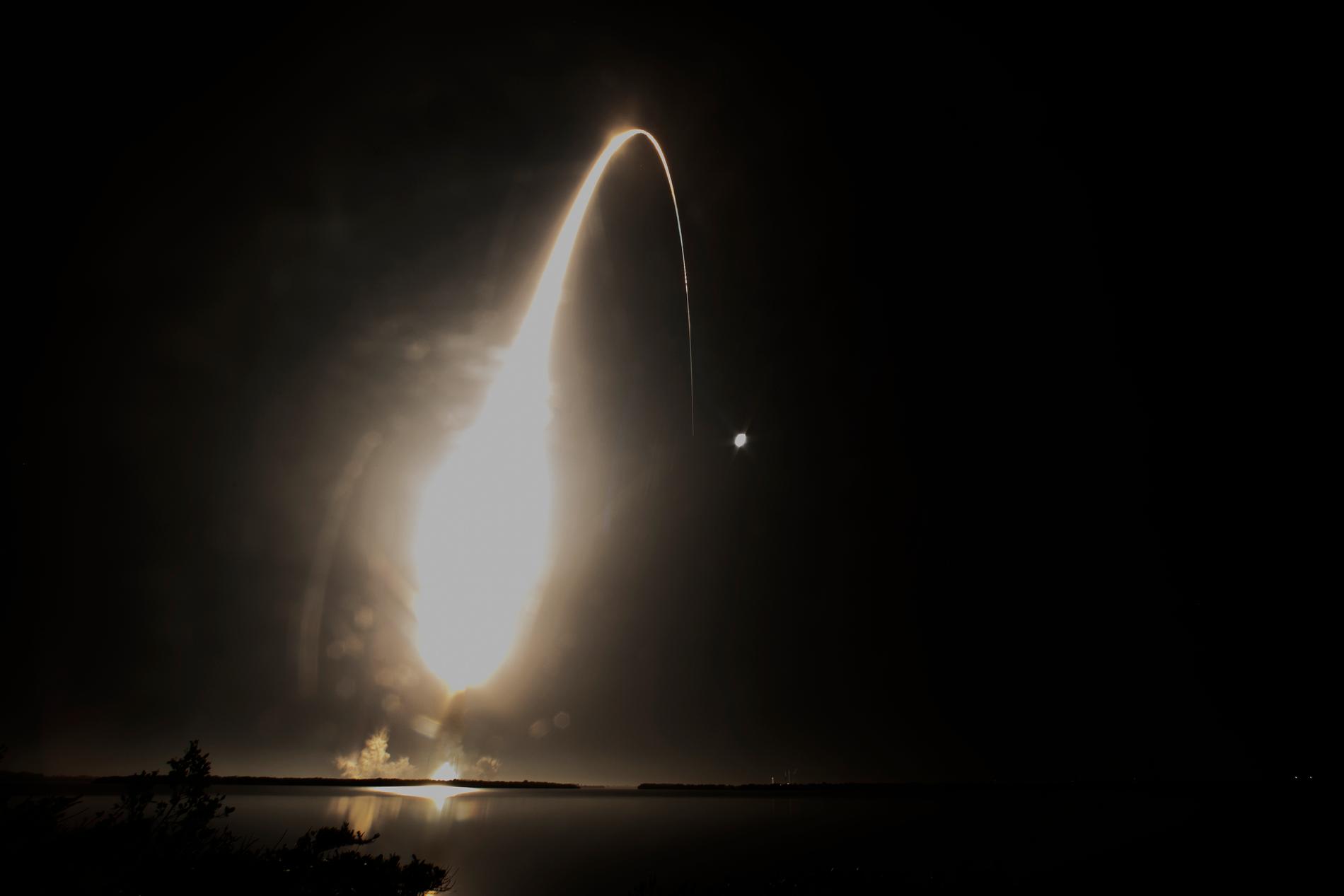 Raketen med Orion, strax efter succéstarten från Kennedy Space Center i Cape Canaveral i Florida. 